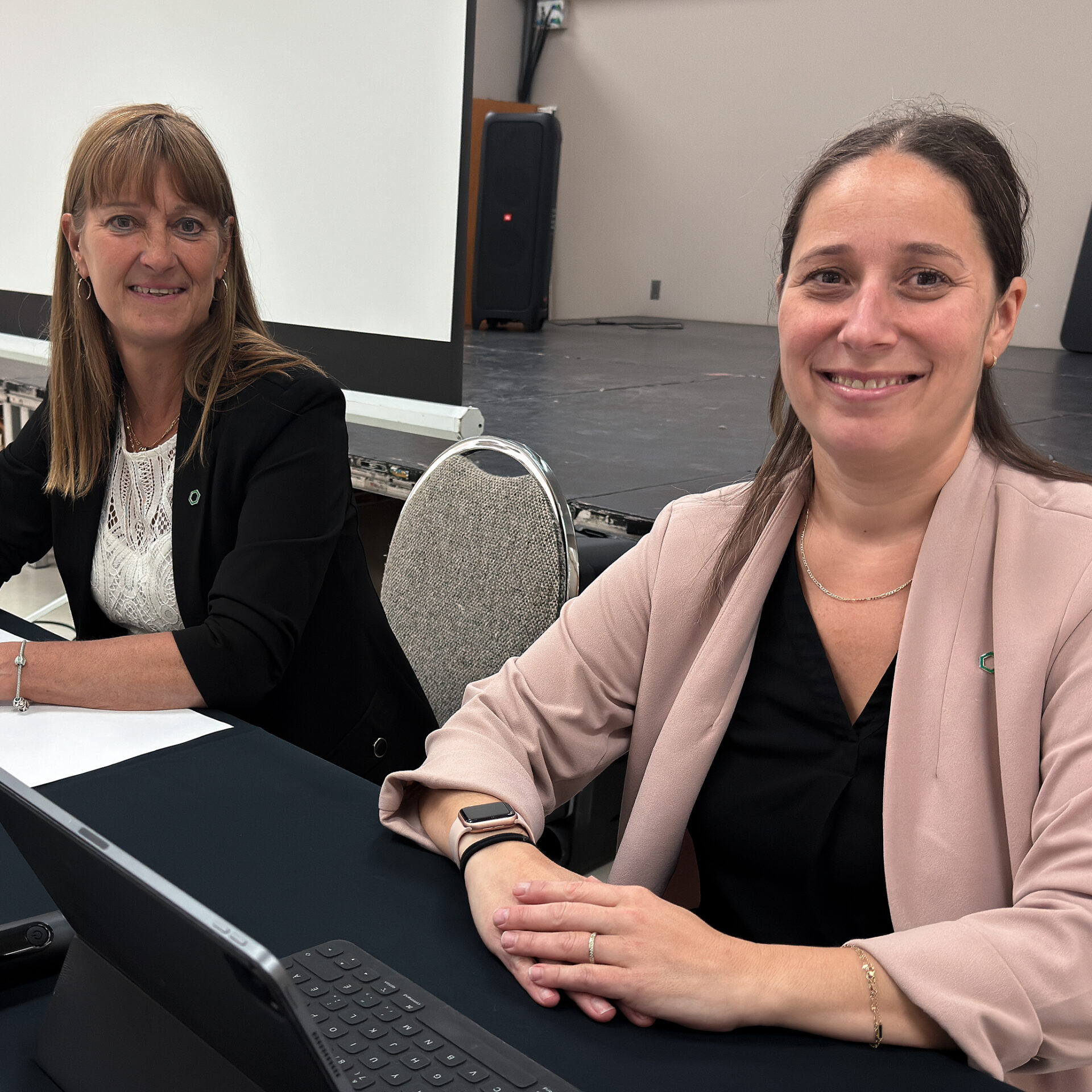 La présidente du conseil administratif de la Caisse Desjardins de la Rouge, Marlène Perrier et la directrice générale par intérim de l’institution, Évelyne Laverdière. Photo prise le 20 mai dernier.
(Photo Medialo - Archives-Ronald McGregor)