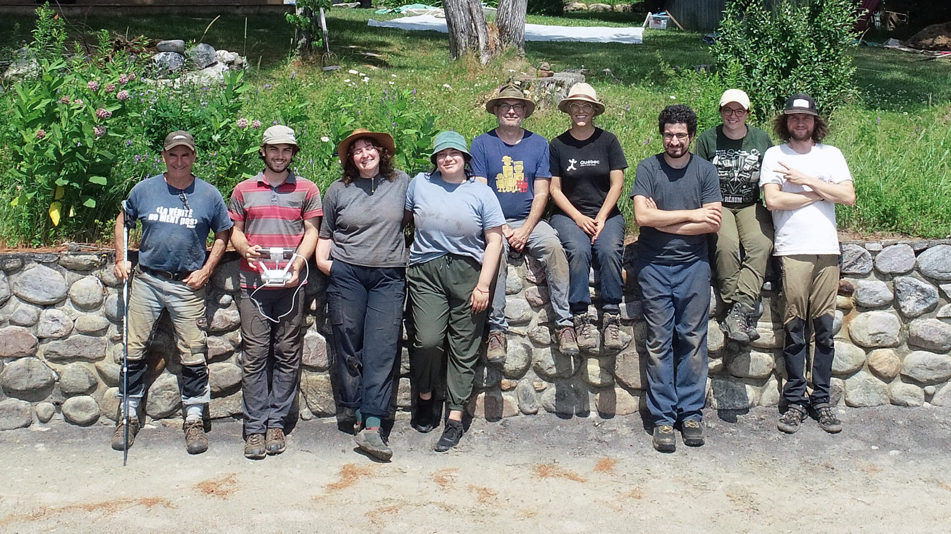 Le groupe, presque complet, qui accompagnait les Gardiens du patrimoine archéologique des Hautes-Laurentides dans leurs recherches de l’été 2025.
(Photo Adrien Césario)