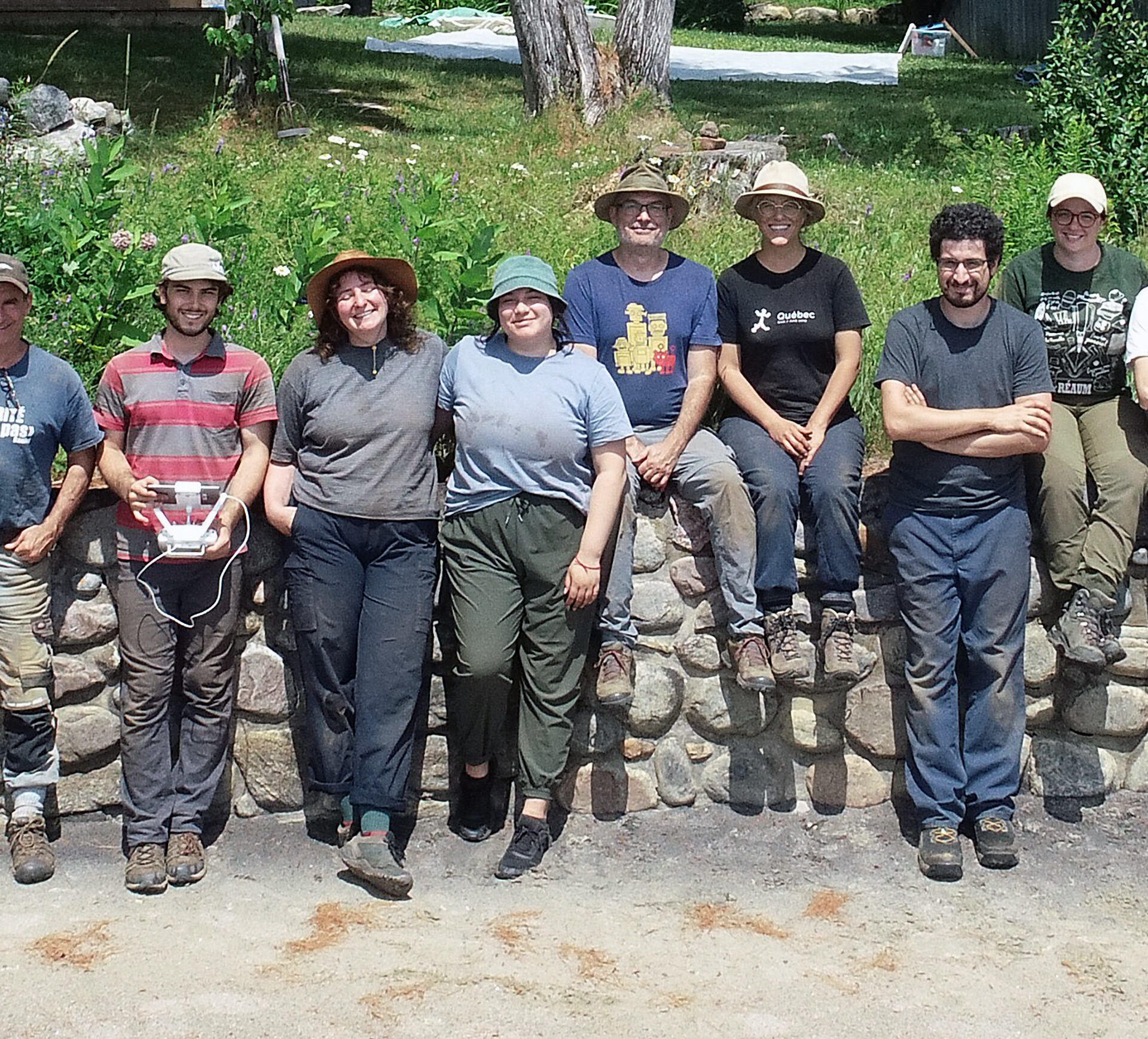 Le groupe, presque complet, qui accompagnait les Gardiens du patrimoine archéologique des Hautes-Laurentides dans leurs recherches de l’été 2025.
(Photo Adrien Césario)