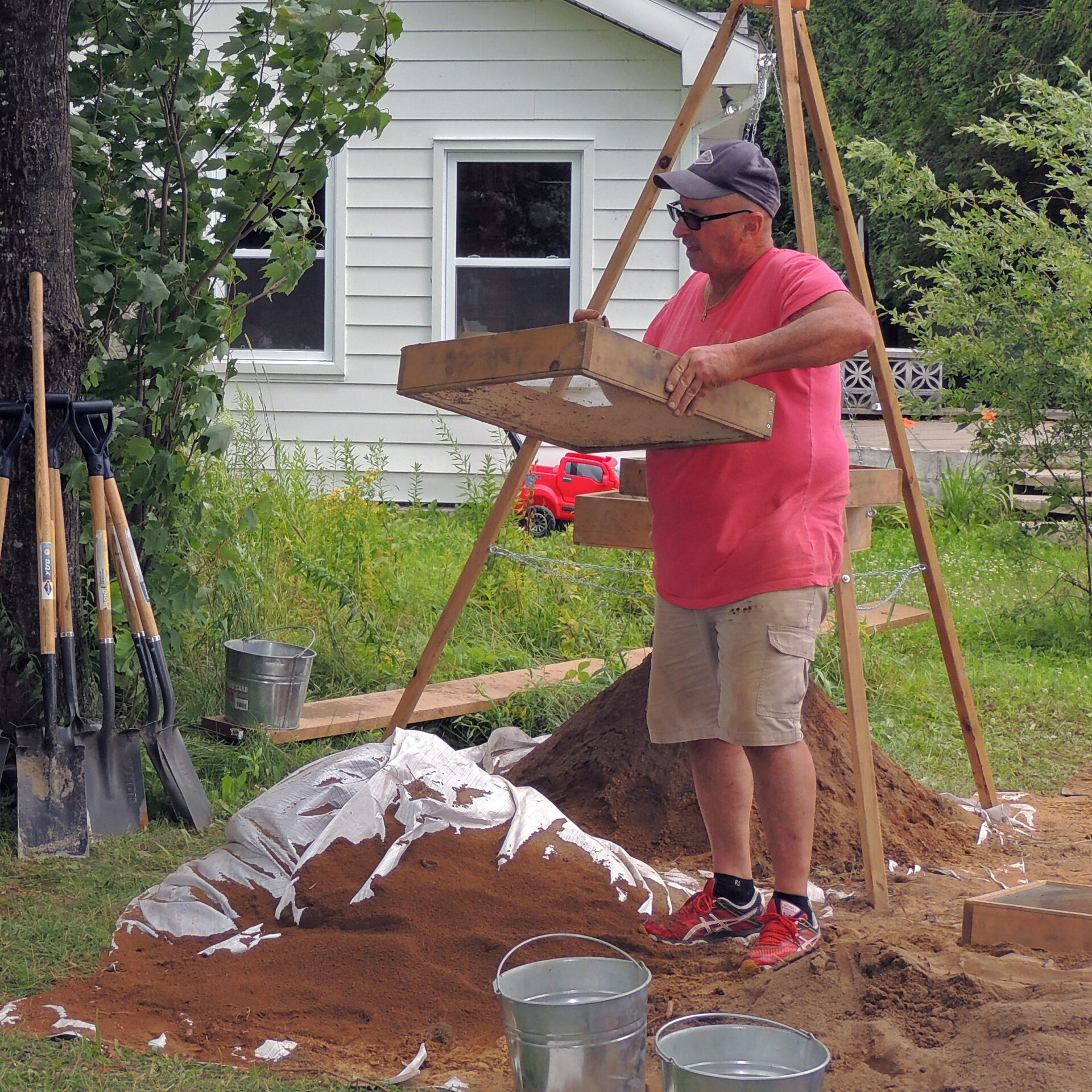 Robert Bélanger au tamis, prêt à dénicher la perle rare sur son terrain.
(Photo Gardiens du patrimoine archéologique des Hautes-Laurentides)