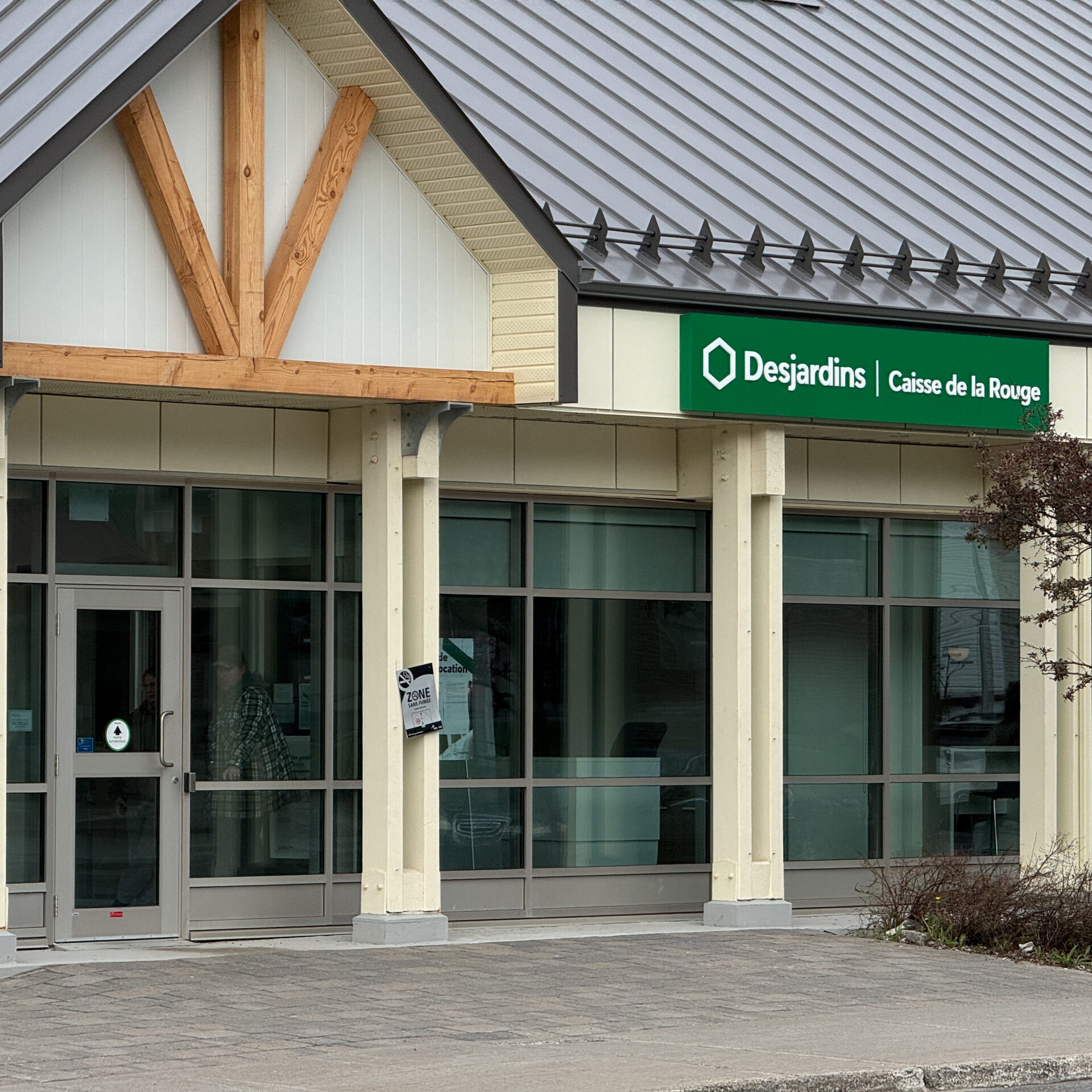 Après un deuxième tour de vote, les membres de la Caisse Desjardins de la Rouge ont opté pour la fusion avec la Caisse Desjardins de Mont-Tremblant.
(Photo Medialo - Ronald McGregor)