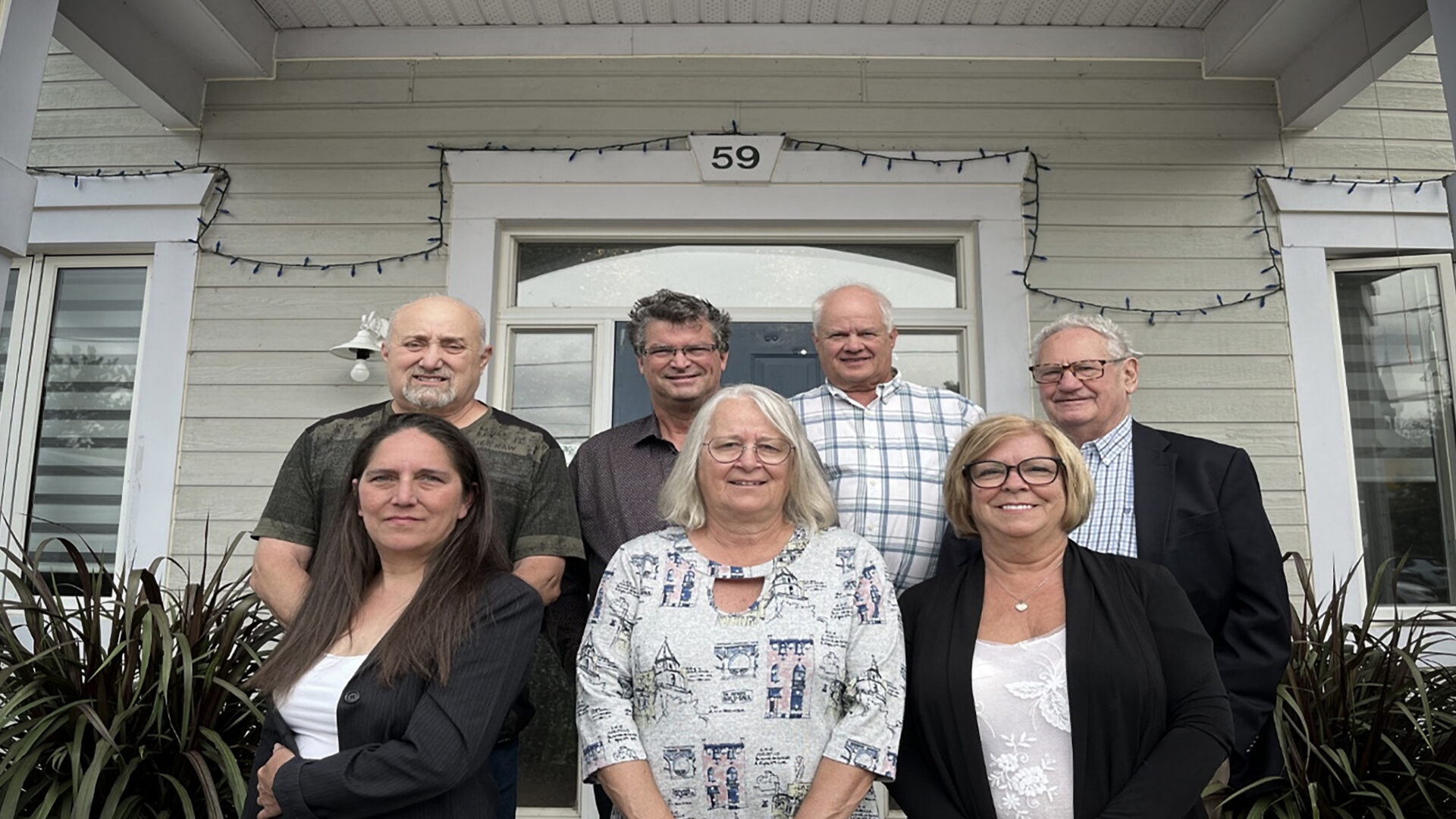 De gauche à droite, au premier plan, Annie Chevalier, Lucie Guérin et Danièle Tremblay., et au deuxième plan, Guy Gauthier, Benoit Desjardins et Daniel Kochenburger. Derrière, le maire sortant Jacques Allard.
(Photo gracieuseté)