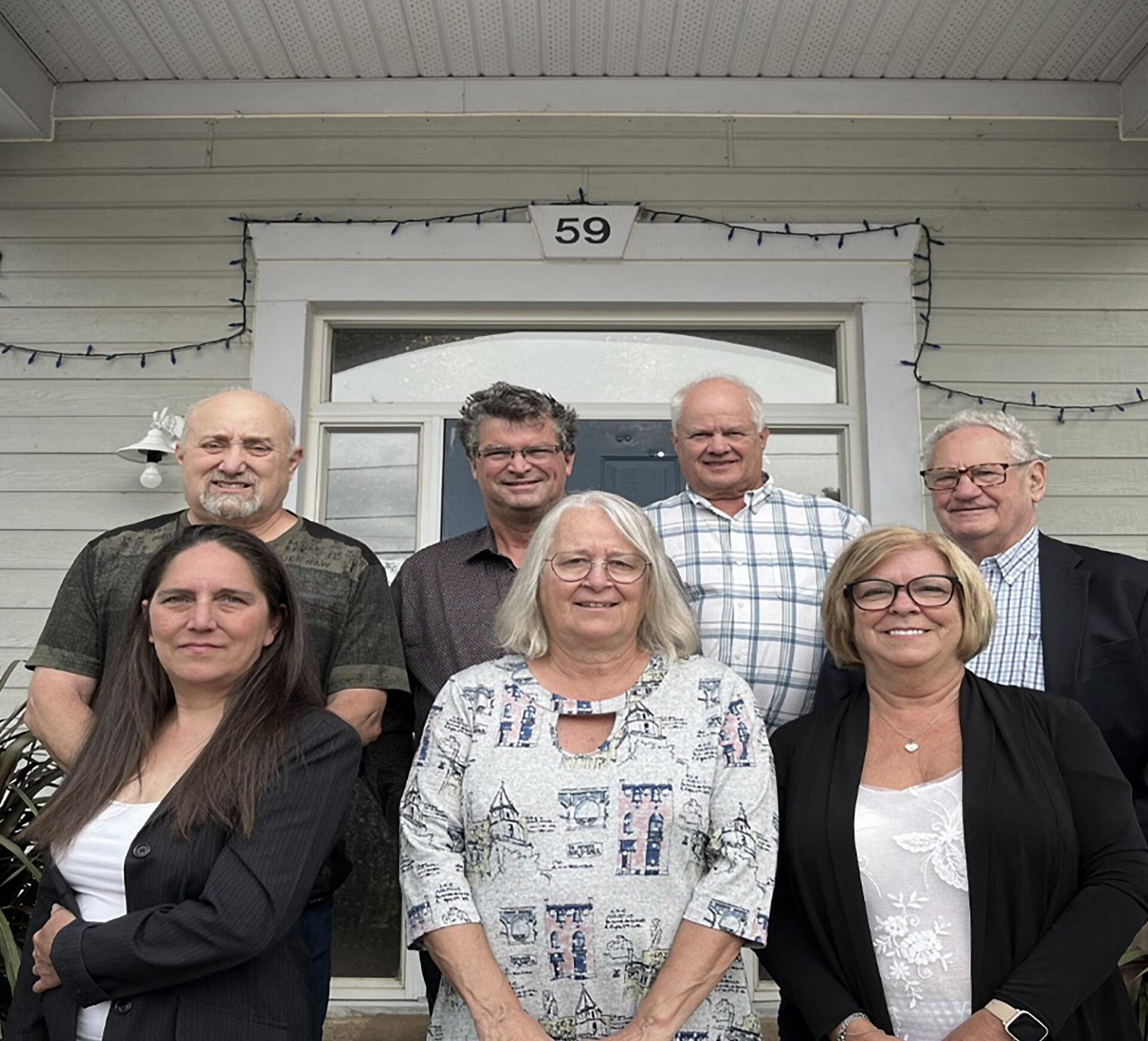De gauche à droite, au premier plan, Annie Chevalier, Lucie Guérin et Danièle Tremblay., et au deuxième plan, Guy Gauthier, Benoit Desjardins et Daniel Kochenburger. Derrière, le maire sortant Jacques Allard.
(Photo gracieuseté)