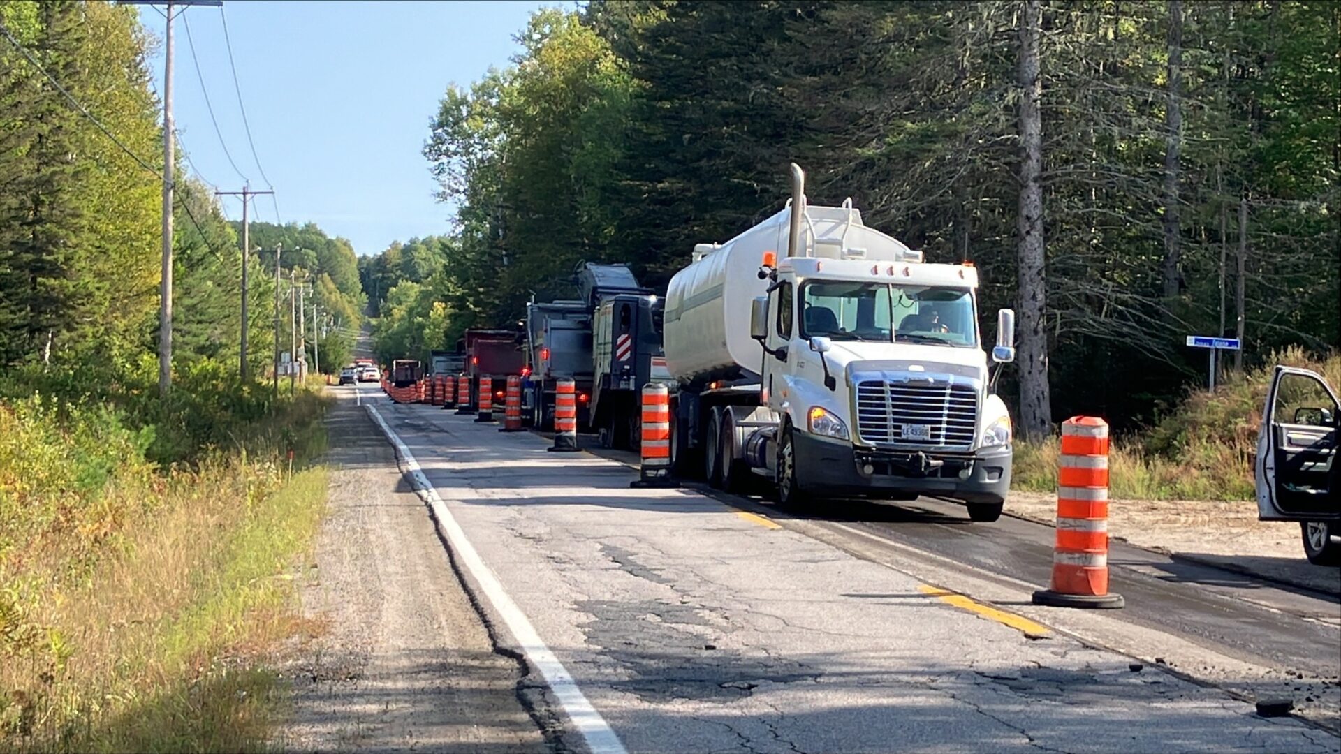 Il ne manque pas de camions pour voir à la réfection de la 321 à L’Ascension.
(Photo gracieuseté)