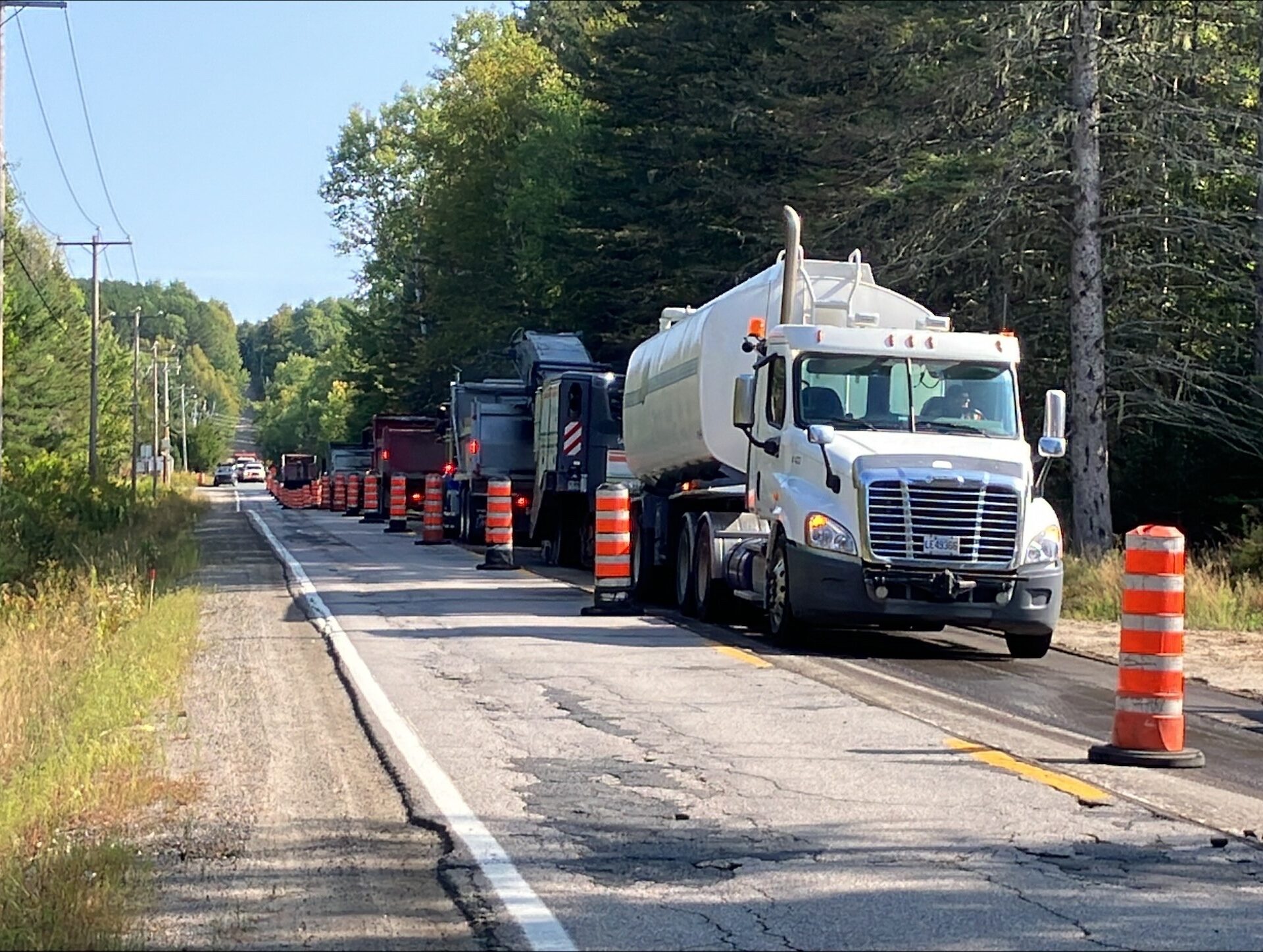 Il ne manque pas de camions pour voir à la réfection de la 321 à L’Ascension.
(Photo gracieuseté)