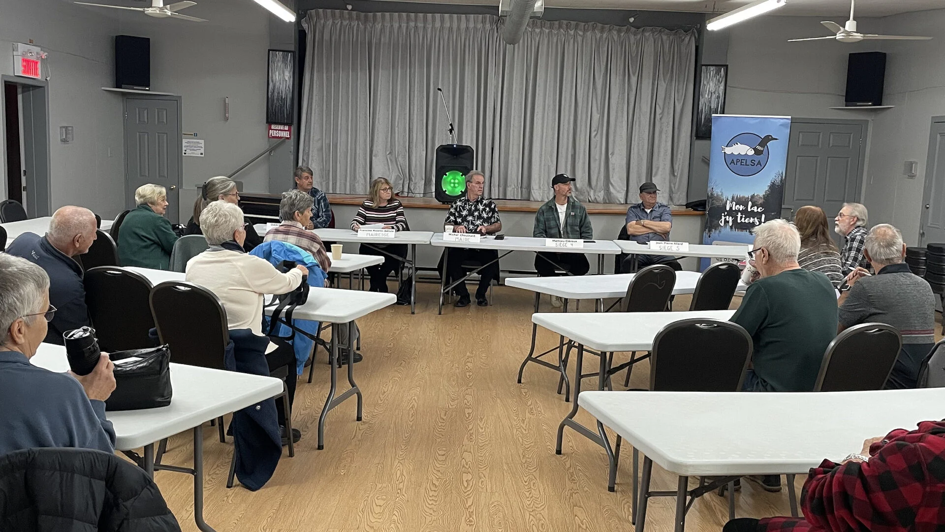 L’assistance et les candidats pour l’élection municipale à Lac-Saguay lors du café-causerie de l’Association pour la préservation de l’environnement des lacs Saguay et Allard.
(Photo Jean Dallaire)