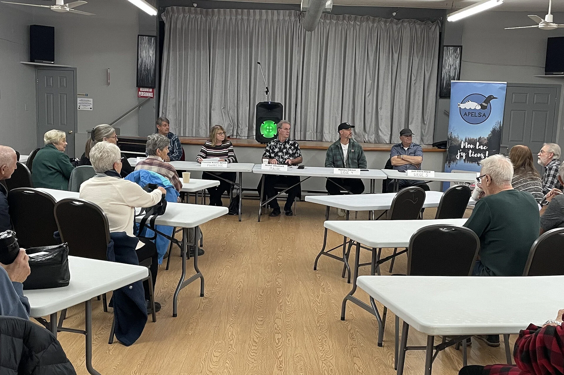 L’assistance et les candidats pour l’élection municipale à Lac-Saguay lors du café-causerie de l’Association pour la préservation de l’environnement des lacs Saguay et Allard.
(Photo Jean Dallaire)
