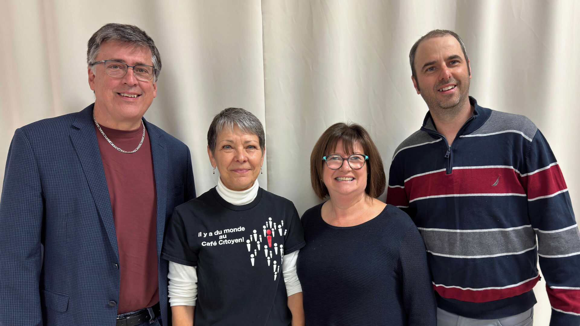 Les candidats à la mairie et la présidente du Comité des citoyens de Rivière-Rouge, Louise Guérin, près du candidat Gilbert Therrien à gauche. Près d’elle, les candidats Déborah Bélanger et Pierre Alexandre Morin.
(Photo Medialo - Ronald McGregor)