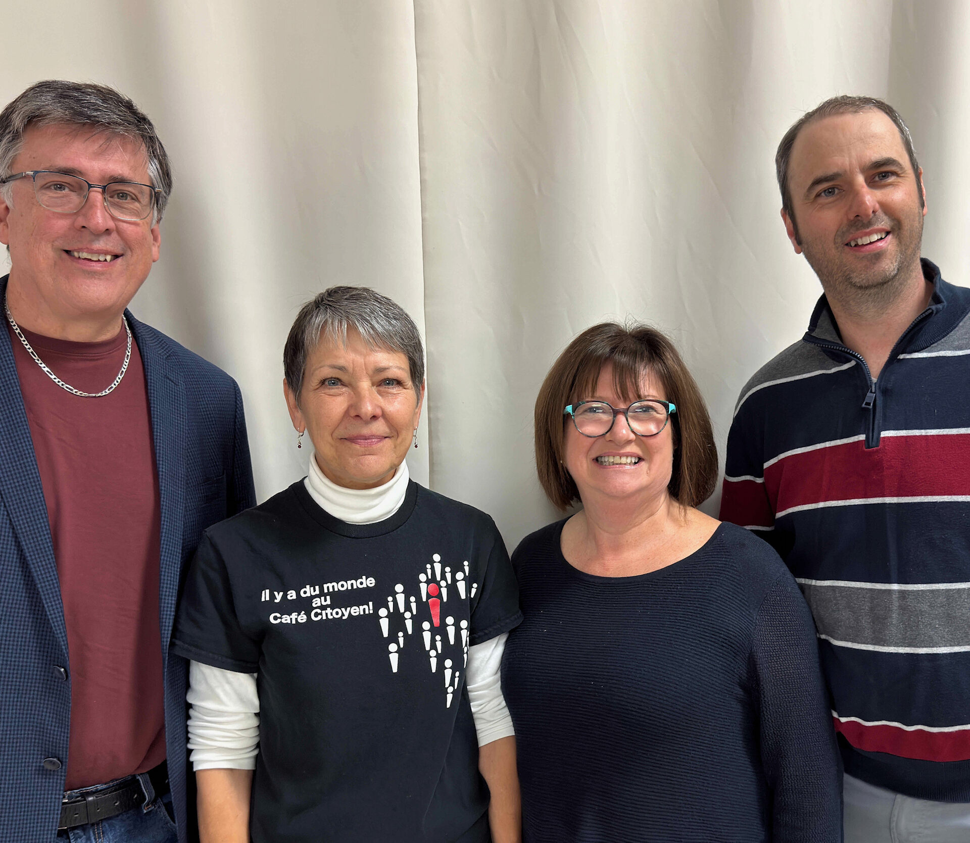 Les candidats à la mairie et la présidente du Comité des citoyens de Rivière-Rouge, Louise Guérin, près du candidat Gilbert Therrien à gauche. Près d’elle, les candidats Déborah Bélanger et Pierre Alexandre Morin.
(Photo Medialo - Ronald McGregor)