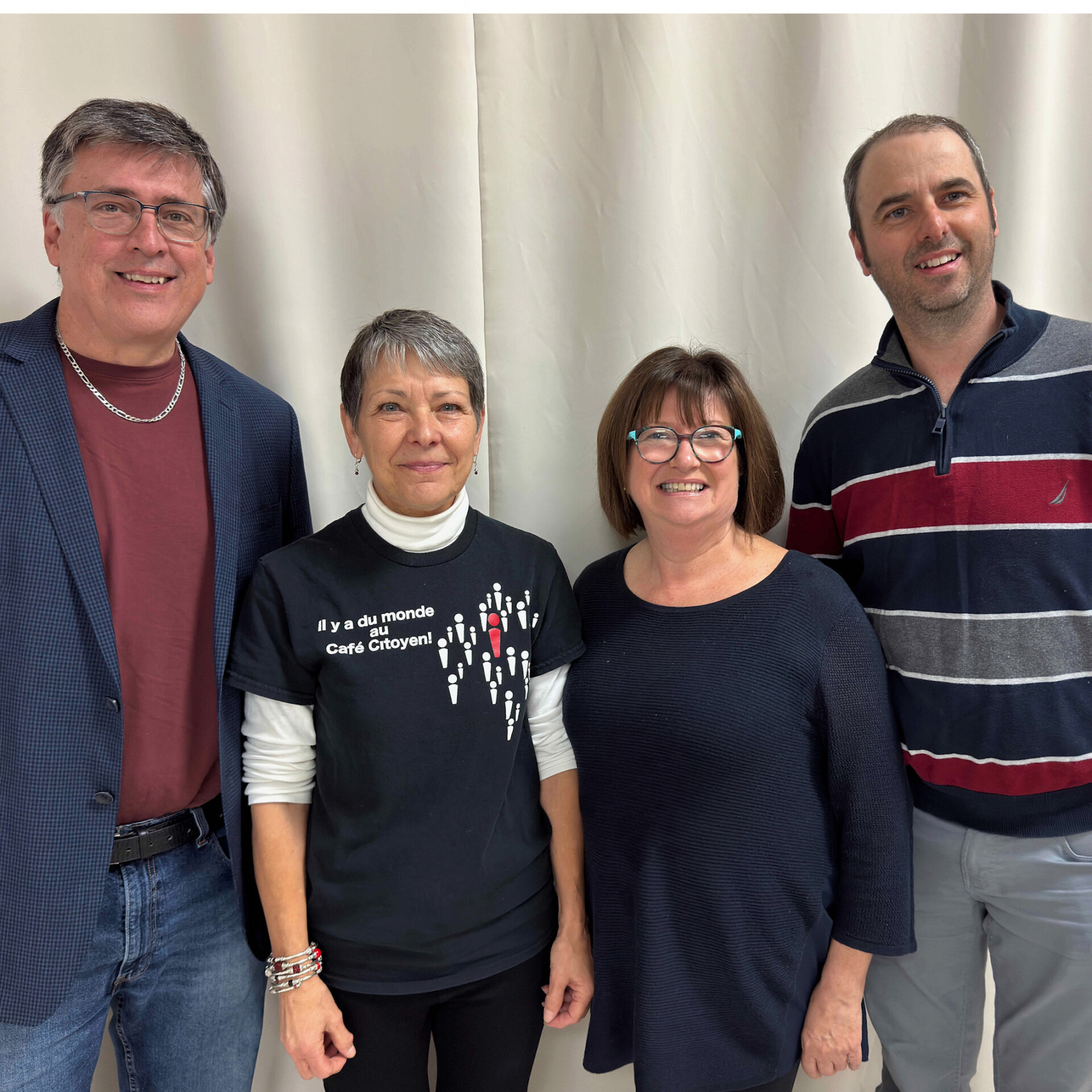 Les candidats à la mairie et la présidente du Comité des citoyens de Rivière-Rouge, Louise Guérin, près du candidat Gilbert Therrien à gauche. Près d’elle, les candidats Déborah Bélanger et Pierre Alexandre Morin.
(Photo Medialo - Ronald McGregor)