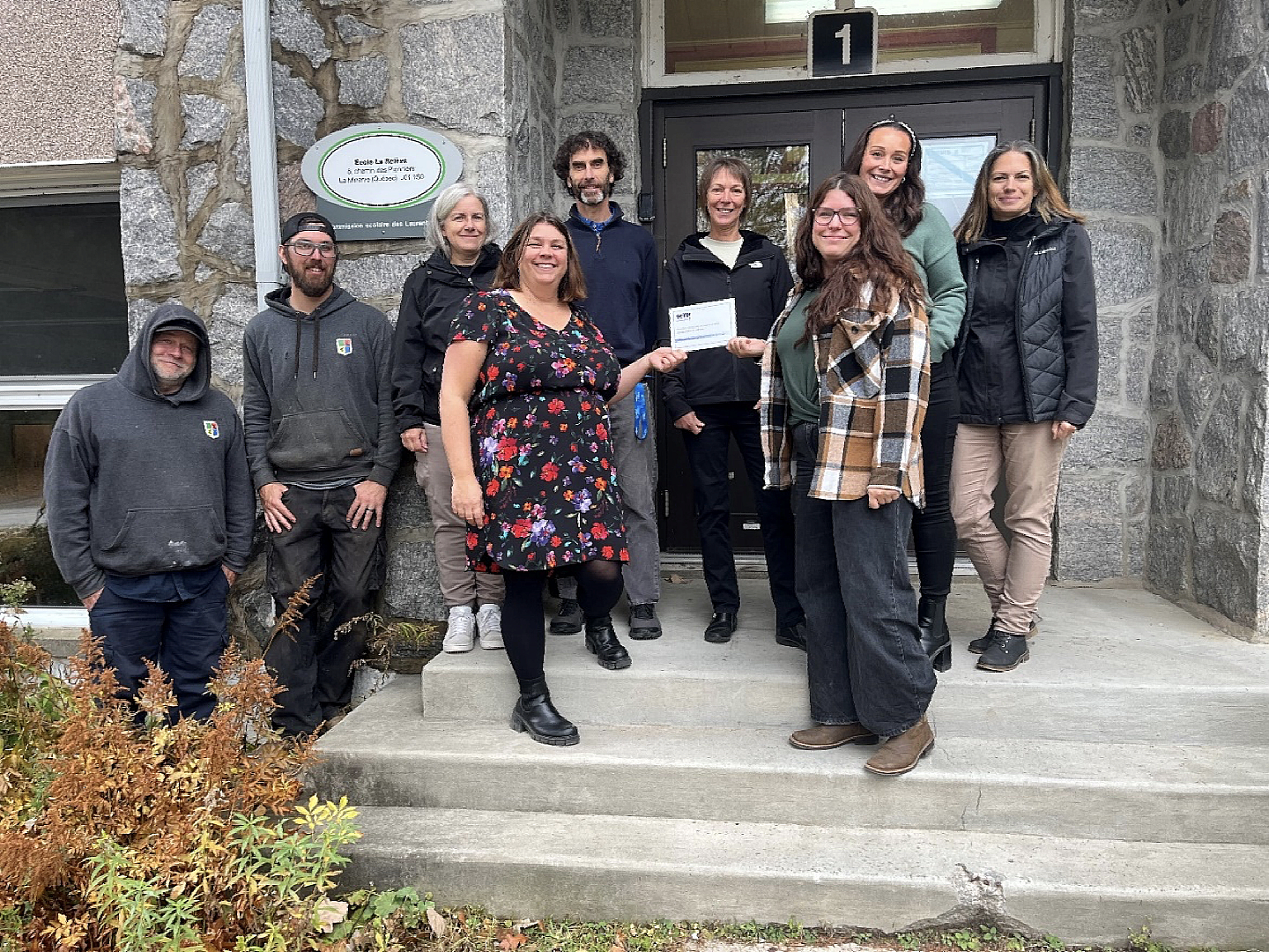 Sur la photo : Alexandre Boisclair, Joey Laramée, Annie Lacasse, Fanny Hayes, Éric Dubuc, Claudine Valiquette, Valérie Lacasse, Audrey Lachapelle et Isabelle Laramée. 
(Photo Joannie Labelle)