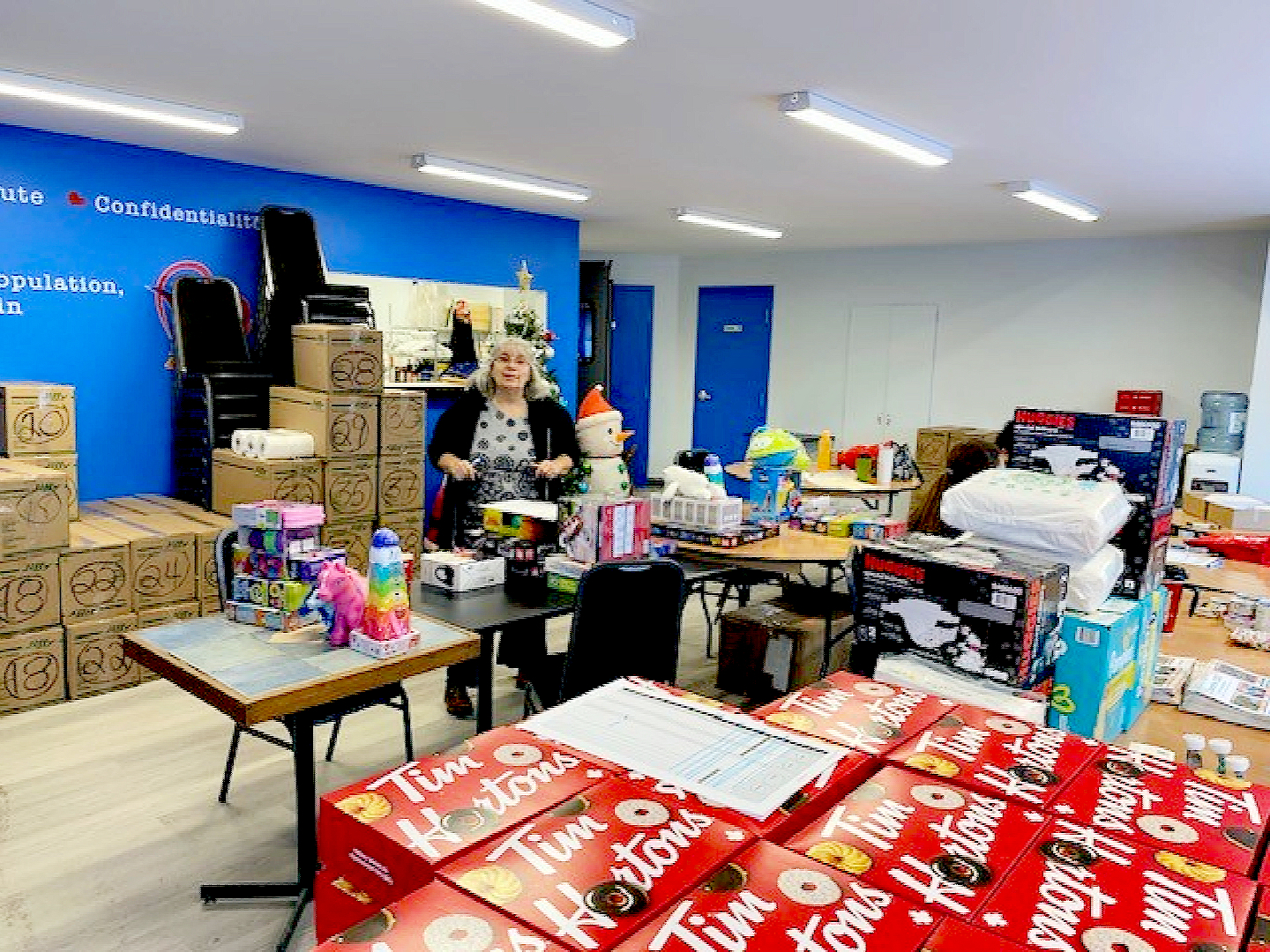 L’employée de l’ABR Marie-Jeanne Brault, préparant l’an dernier les paniers de dépannage des Fêtes.
(Photo ABR)