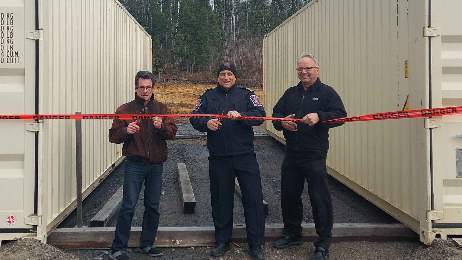 Lors de l’inauguration du Centre de formation en sécurité incendie, Benoit Thibeaut, conseiller de la Municipalité de La Macaza, Sylvain Charette, directeur de la RSSIVR et l’ex-maire de La Macaza, Yves Bélanger.
(Photo gracieuseté)