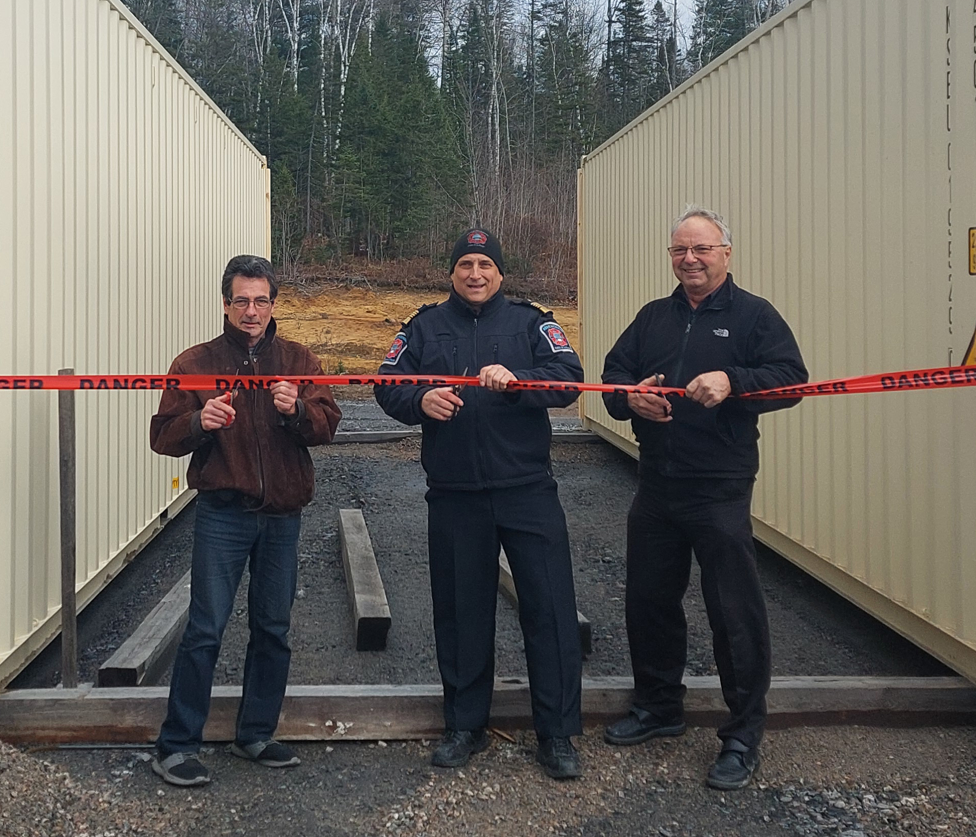 Lors de l’inauguration du Centre de formation en sécurité incendie, Benoit Thibeaut, conseiller de la Municipalité de La Macaza, Sylvain Charette, directeur de la RSSIVR et l’ex-maire de La Macaza, Yves Bélanger.
(Photo gracieuseté)