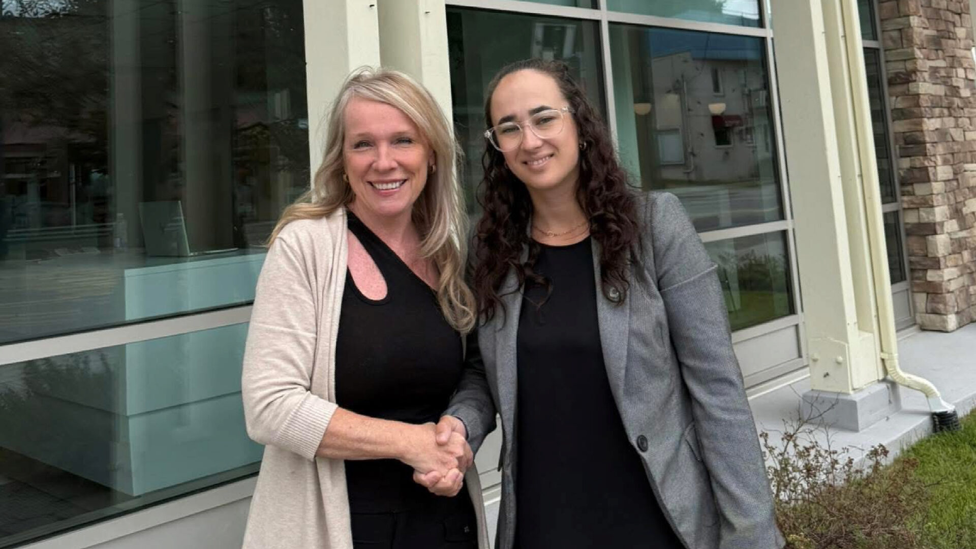 Sur la photo, à droite, Sabrina Michaud, adjointe administrative à la Caisse Desjardins de la Rouge et, à gauche, Martine Cossette, chargée de projet au Train de la Séduction.
(Photo Martine Cossette)