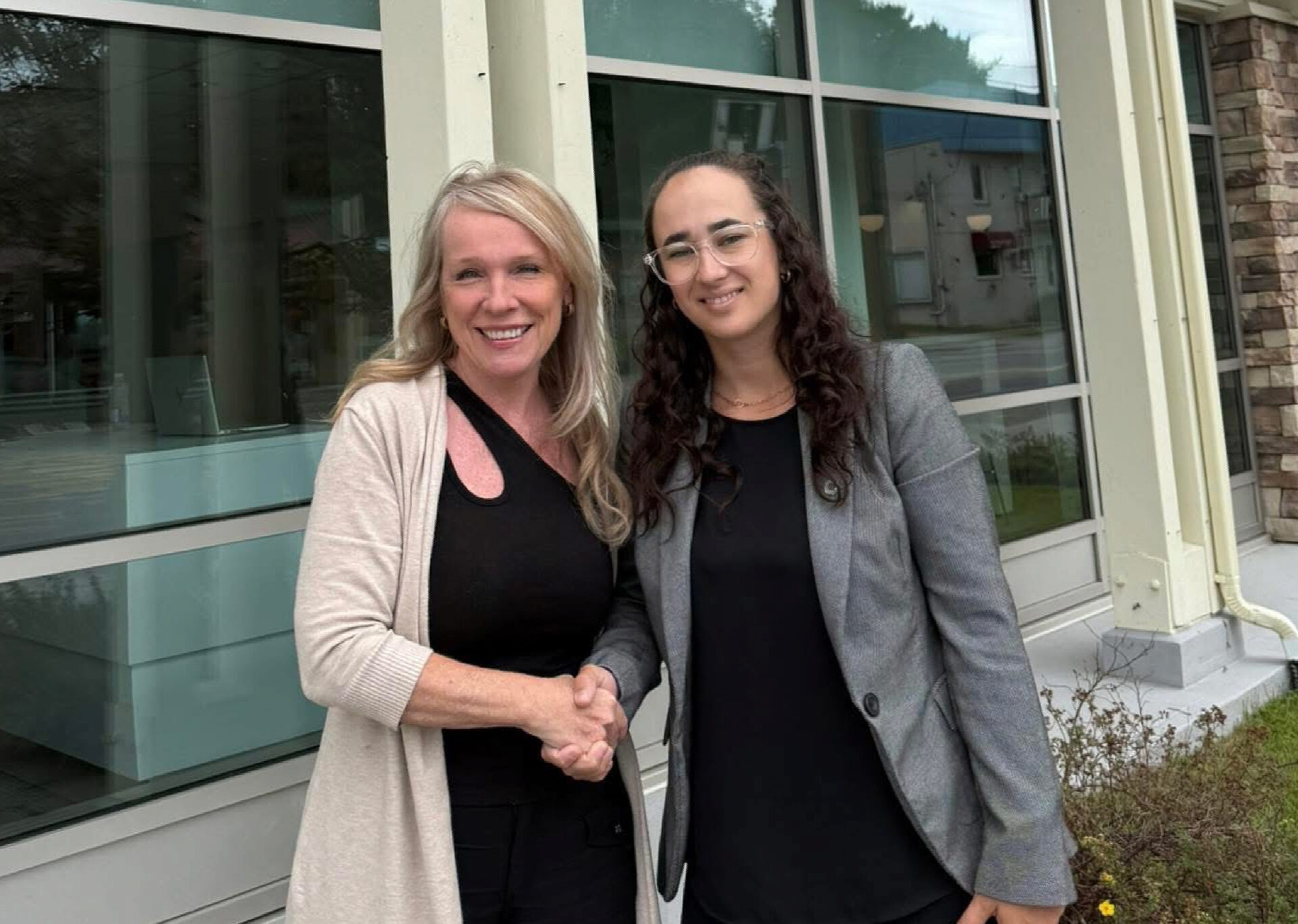 Sur la photo, à droite, Sabrina Michaud, adjointe administrative à la Caisse Desjardins de la Rouge et, à gauche, Martine Cossette, chargée de projet au Train de la Séduction.
(Photo Martine Cossette)