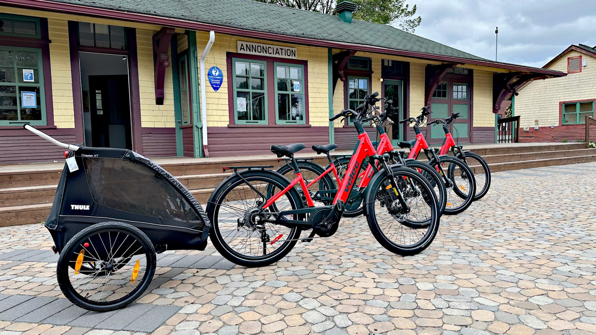Quelques-uns des vélos électriques devant la gare de Rivière-Rouge. 
(Photo SDC de Rivière-Rouge)
