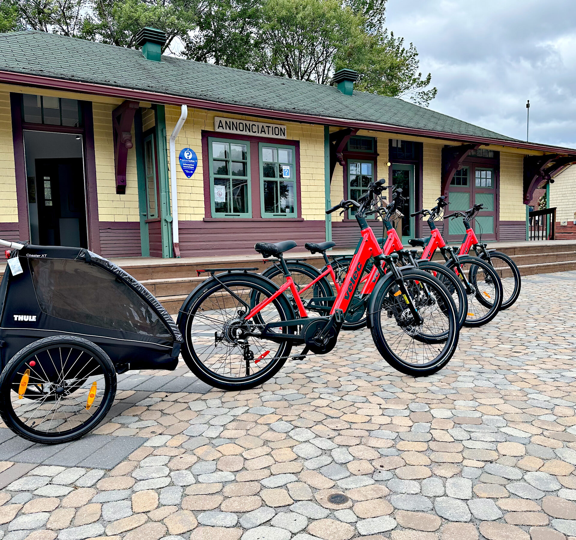 Quelques-uns des vélos électriques devant la gare de Rivière-Rouge. 
(Photo SDC de Rivière-Rouge)
