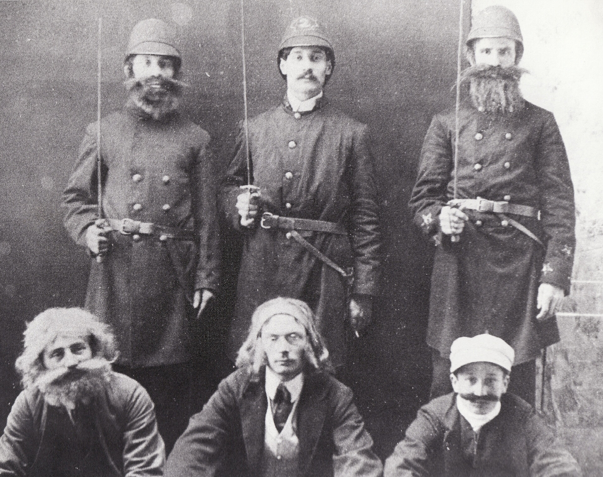 Cette photo ne présente que six des nombreux comédiens amateurs (que personne n’a pu identifier, par ailleurs), du Cercle de la Gaieté. (Photo Société d’histoire de Rivière-Rouge (SHRR) )