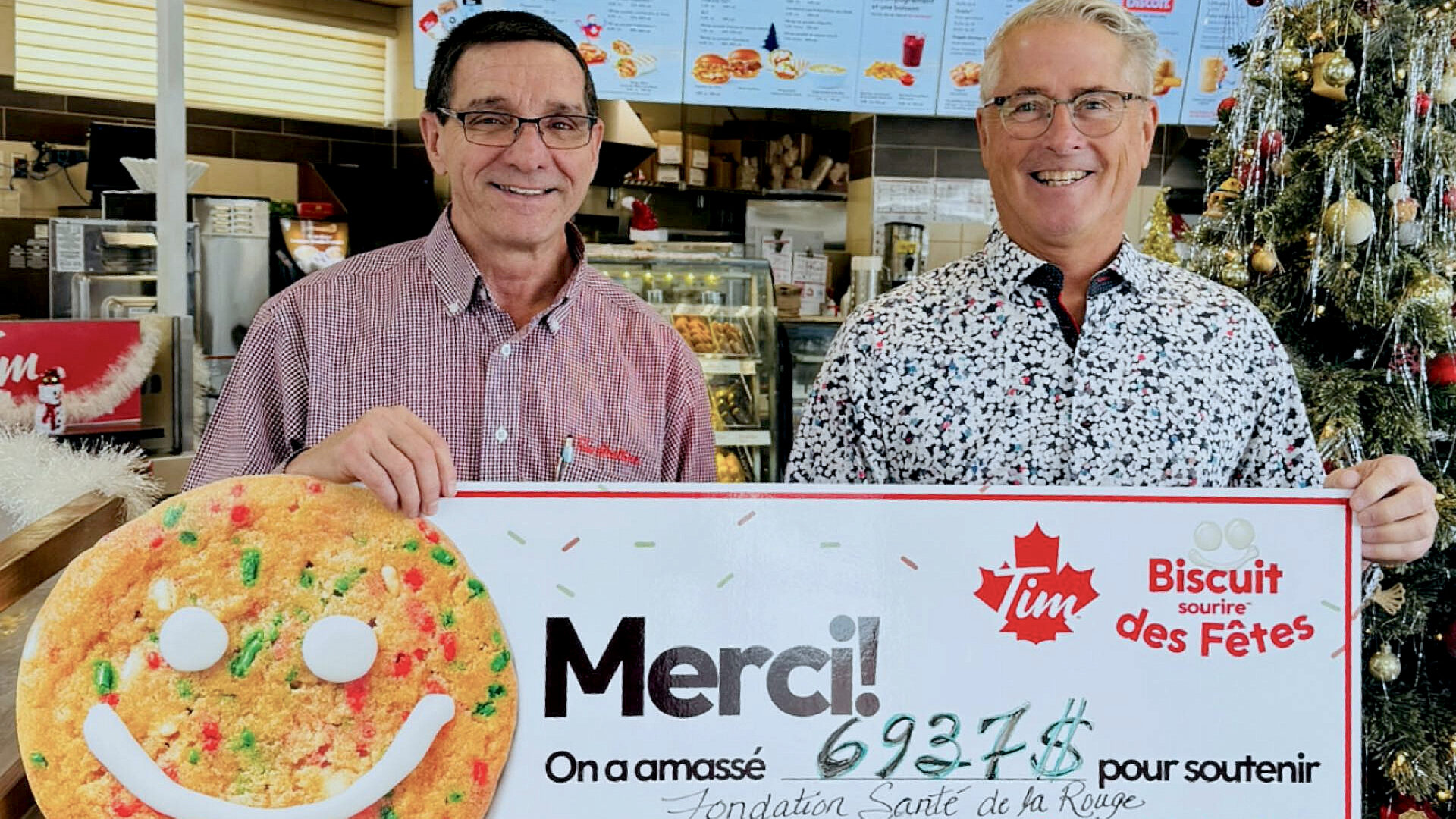 Sur la photo, Pierre Bousquet, franchisé de Tim Hortons et Guy Corbeil, président de la Fondation Santé de la Rouge. (Photo Fondation Santé de la Rouge)