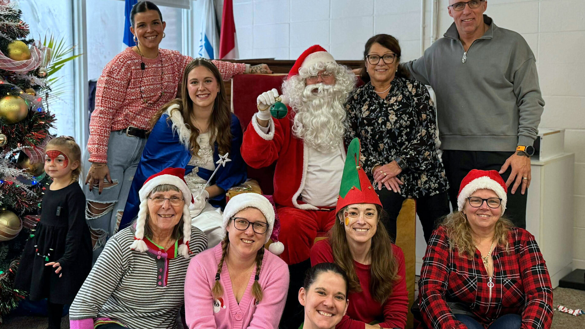 Le comité Jeunesse Nomingue et des bénévoles. Rangée du haut : Alexandra Martel, la fée des Étoiles Mathilde Rivest, le père Noël Louis Leduc, Colette Côté, Benoît Martel. Rangée du bas : Marielle Gauthier, Patricia Coutu, Cindy Johns Baker, Caroline-Andrée Paré et Janique Renaud.
(Photo Jeunesse Nominingue)