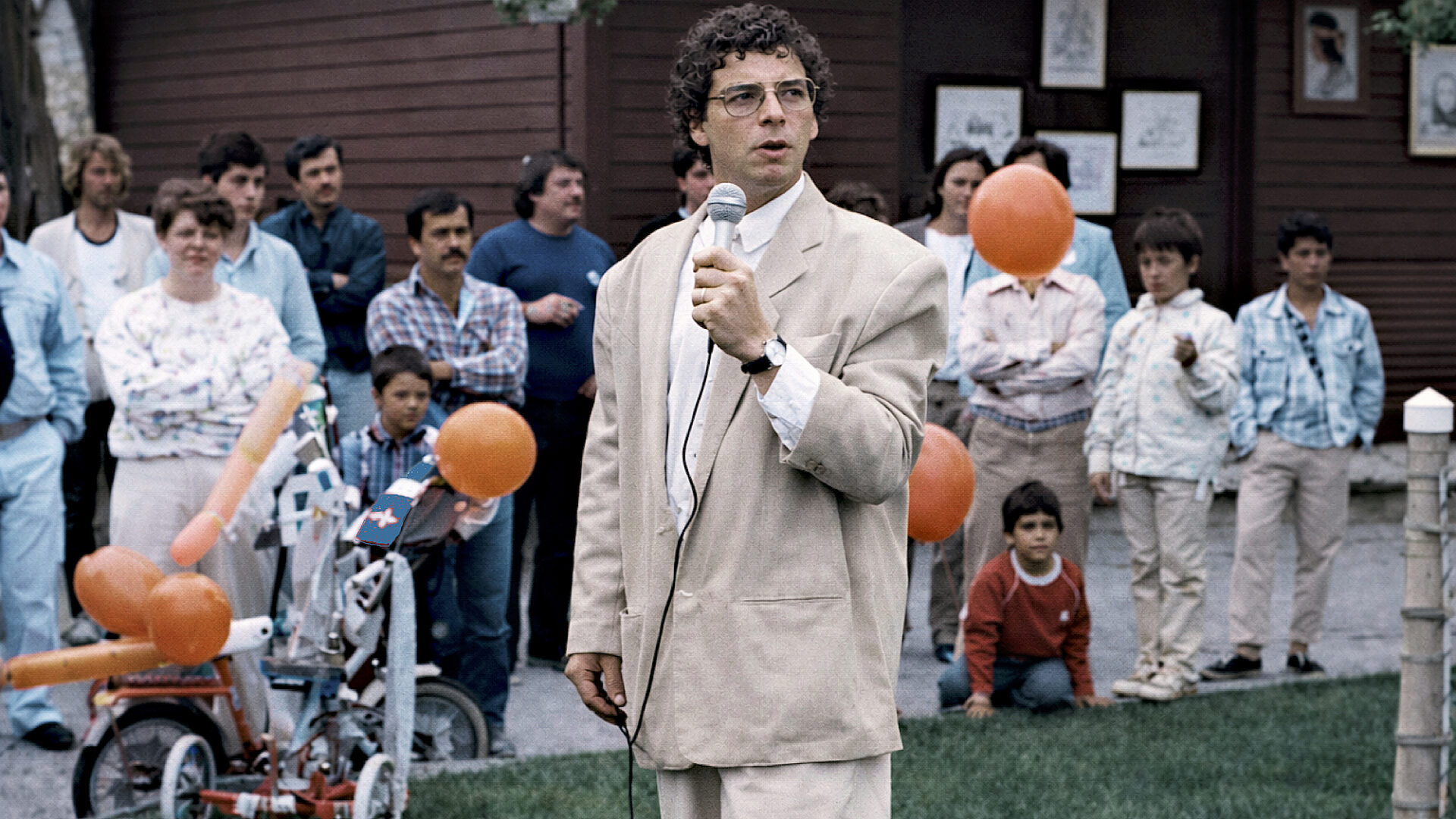 Adrien Grégoire, s’adressant aux citoyens sur le terrain de la gare de L’Annonciation, le 22 juin 1986, jour de la prise de possession du bâtiment.
(Photo gracieuseté Adrien Grégoire)
