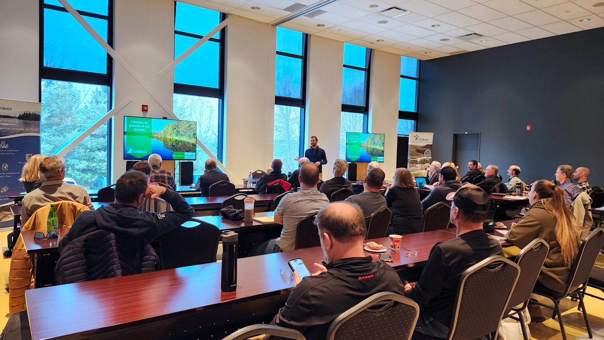 Pierre-Étienne Drolet, biologiste au COBALI, devant les participants d'une formation tenue à Mont-Laurier.
(Photo COBALI)