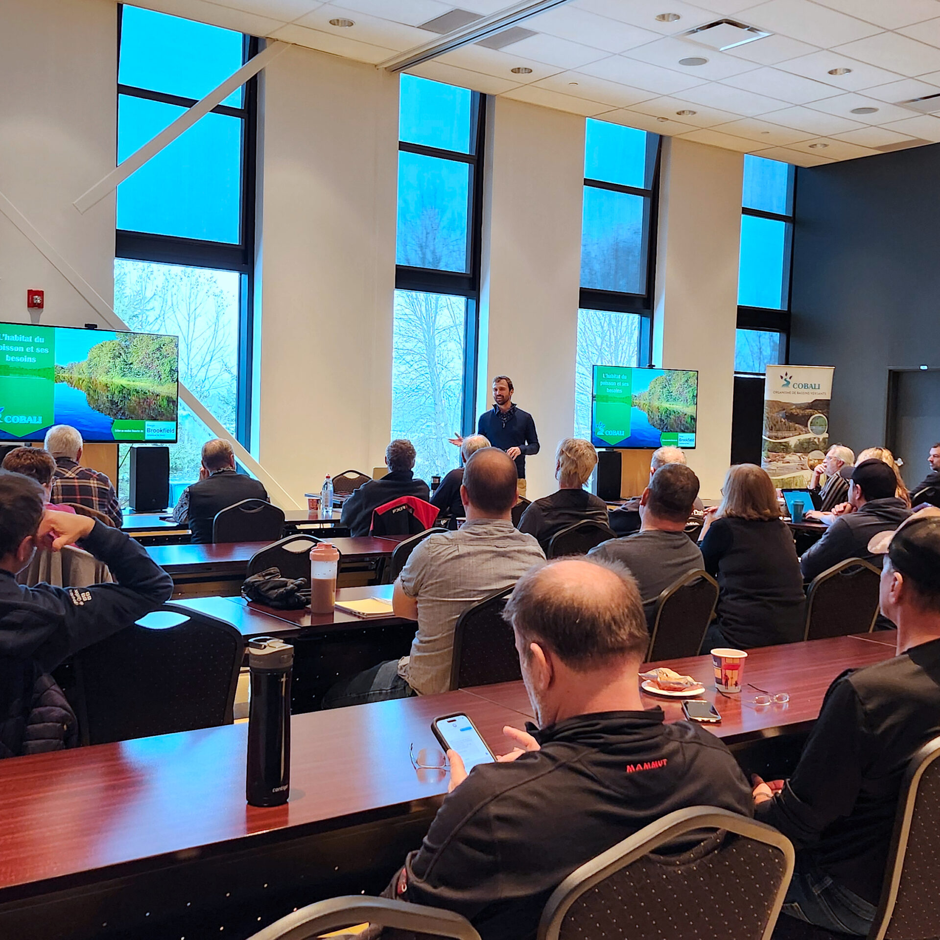 Pierre-Étienne Drolet, biologiste au COBALI, devant les participants d'une formation tenue à Mont-Laurier.
(Photo COBALI)