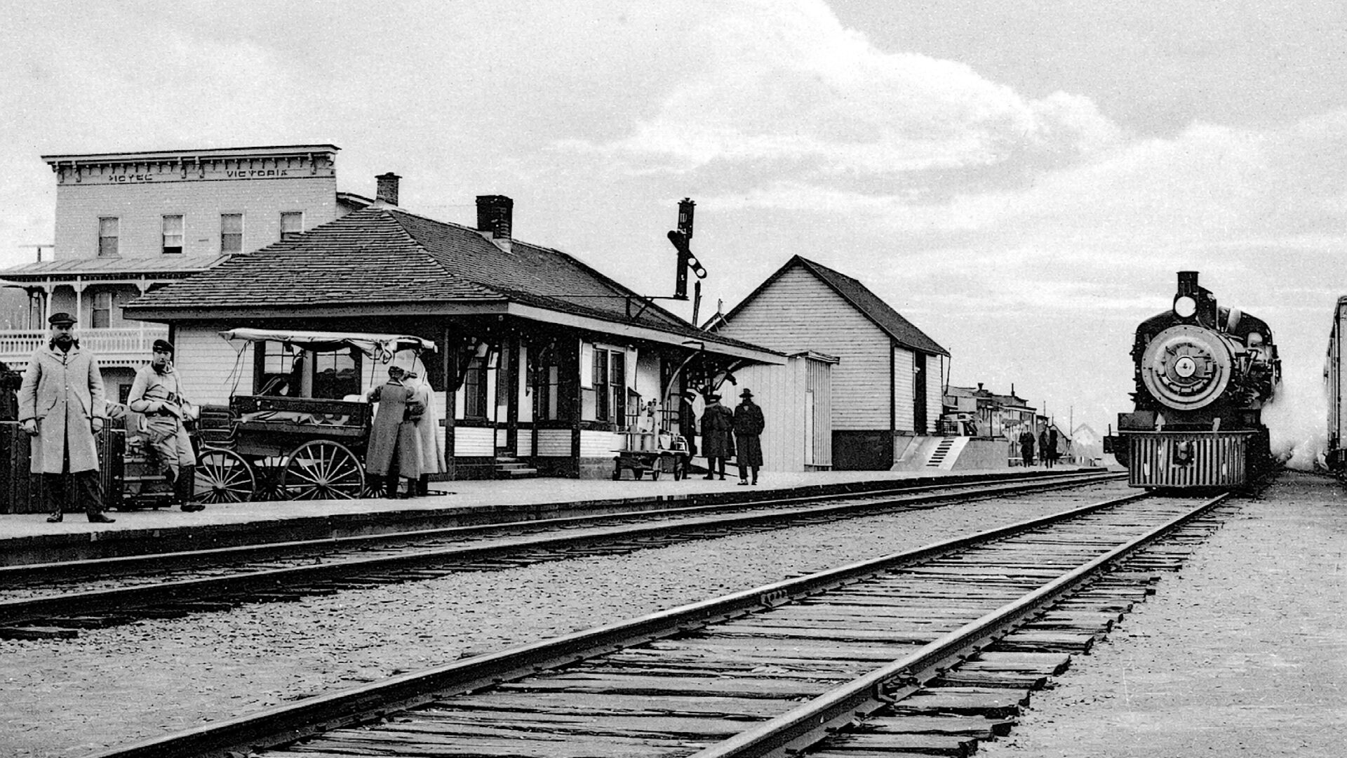 La gare de L’Annonciation (Rivière-Rouge) au début des années 1900.
(Photo - Société d’histoire de Rivière-Rouge — Collection Jean-Luc Allard)
