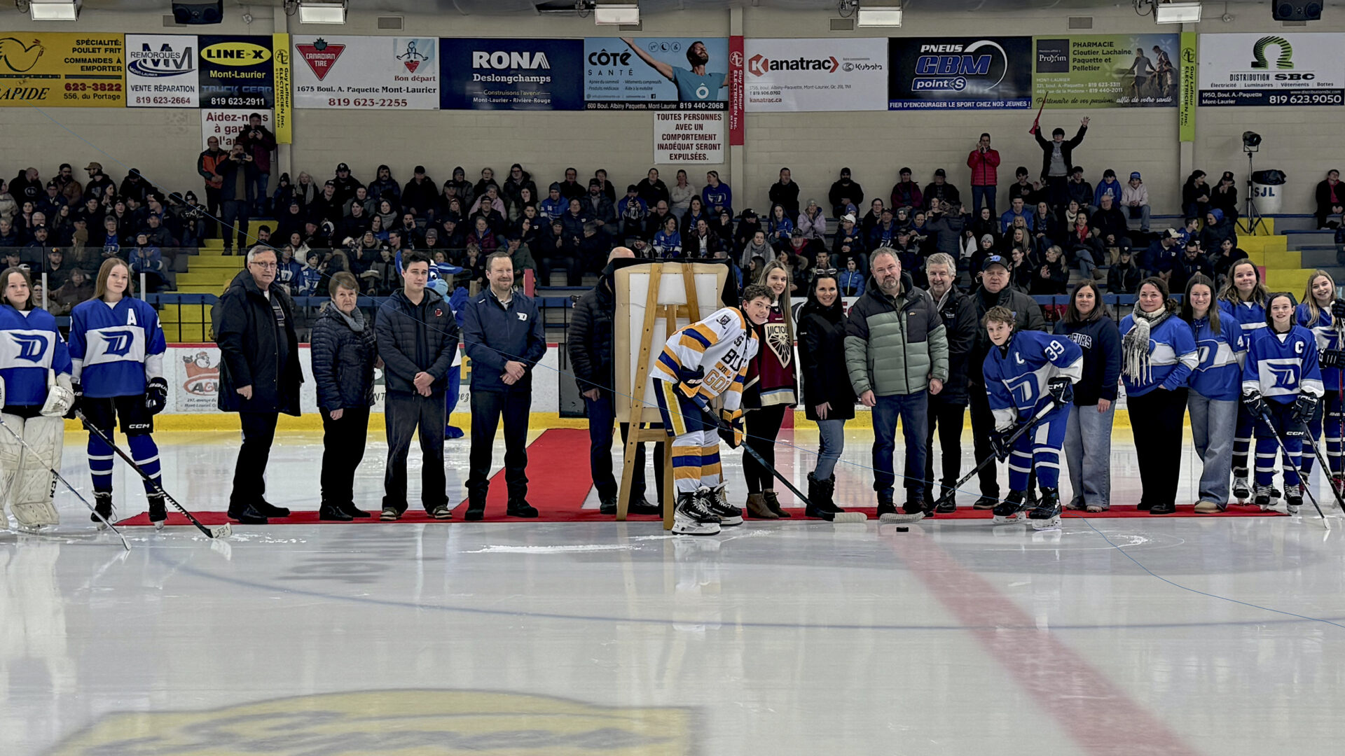Des élus, de nombreux commanditaires, dignitaires, jeunes joueurs et des membres de l’organisation du Tournoi provincial Mont-Laurier - Ferme-Neuve.
(Photo Marie-Pier Fleurant)