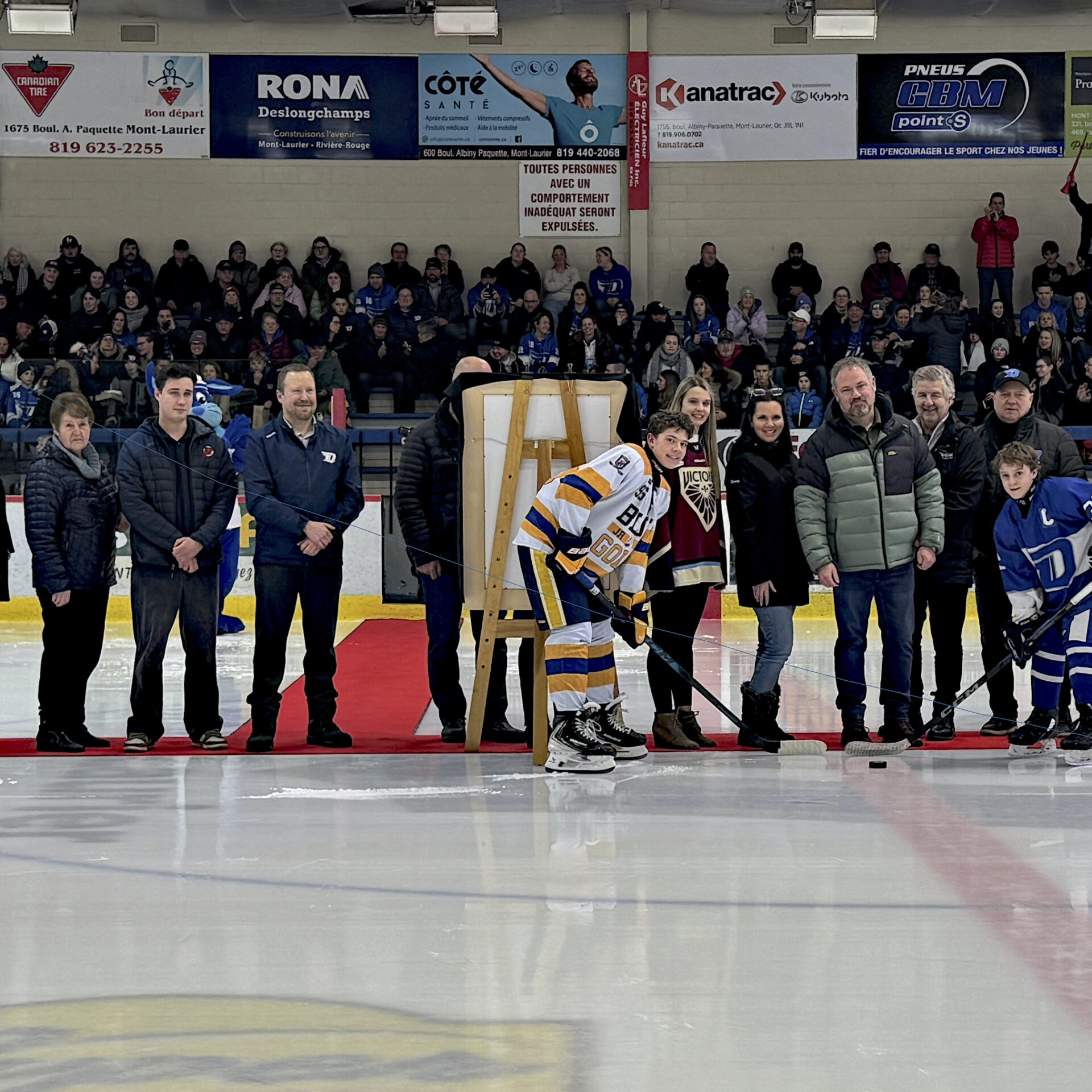 Des élus, de nombreux commanditaires, dignitaires, jeunes joueurs et des membres de l’organisation du Tournoi provincial Mont-Laurier - Ferme-Neuve.
(Photo Marie-Pier Fleurant)