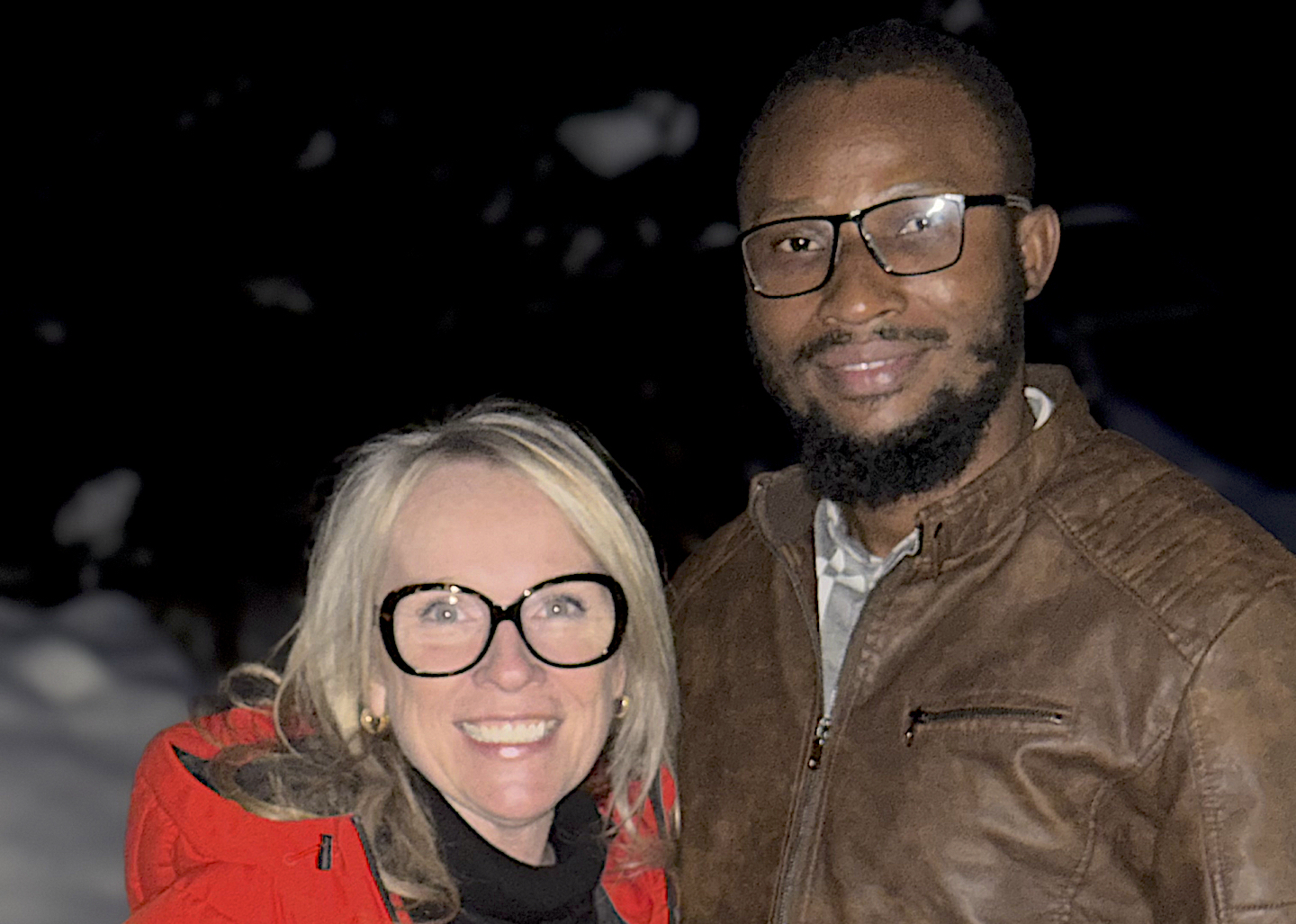 Martine Cossette, du Train de la Séduction, et un nouvel arrivant, Boureima Samake. Ce dernier travaillera à l'hôpital de Rivière-Rouge.
(Photo Martine Cossette)