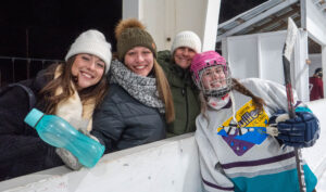 Jeunes femmes près d'une bande de patinoire