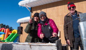 Personnes mangeant de la tire d'érable