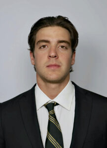 Jeune homme cheminse-cravate, photographié de face au visage sérieux