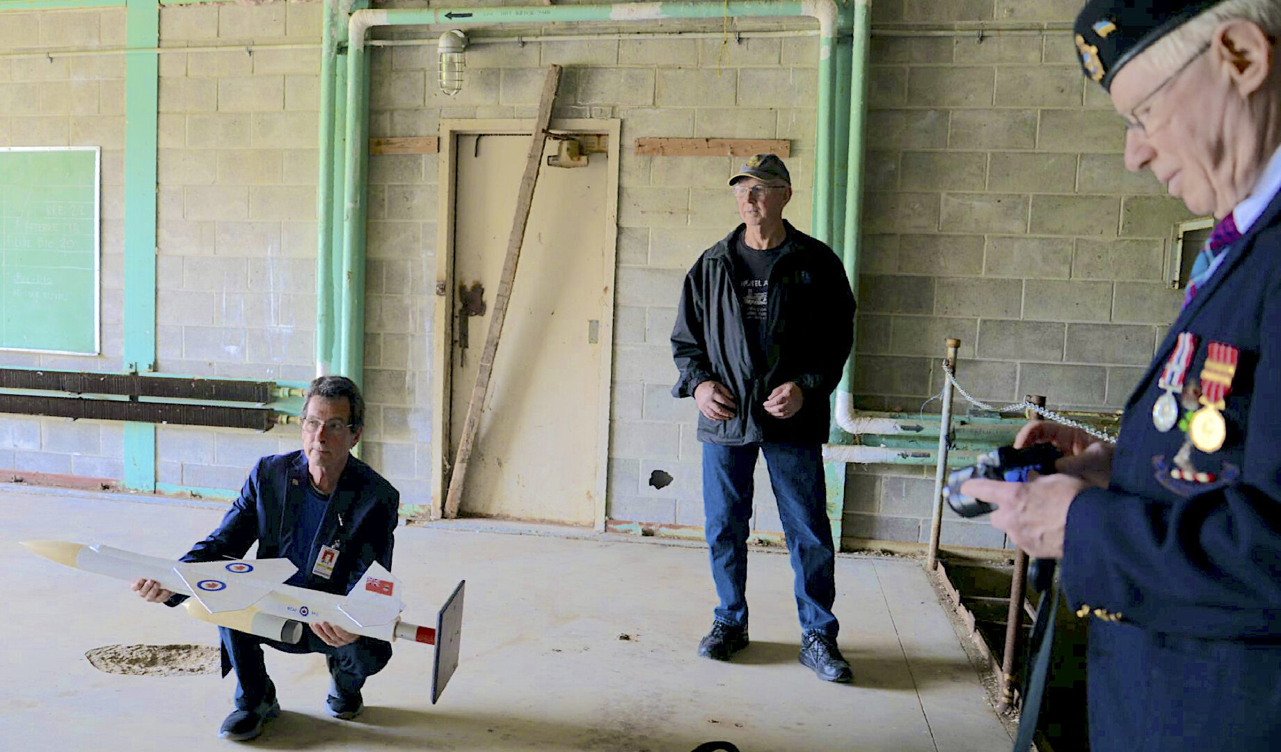 Sur le site de La Macaza avec des militaires en service, là, durant les années 60 : John Sole et Ross Gunn en uniforme. Benoit Thibault tient le modèle.
(Photo gracieuseté)