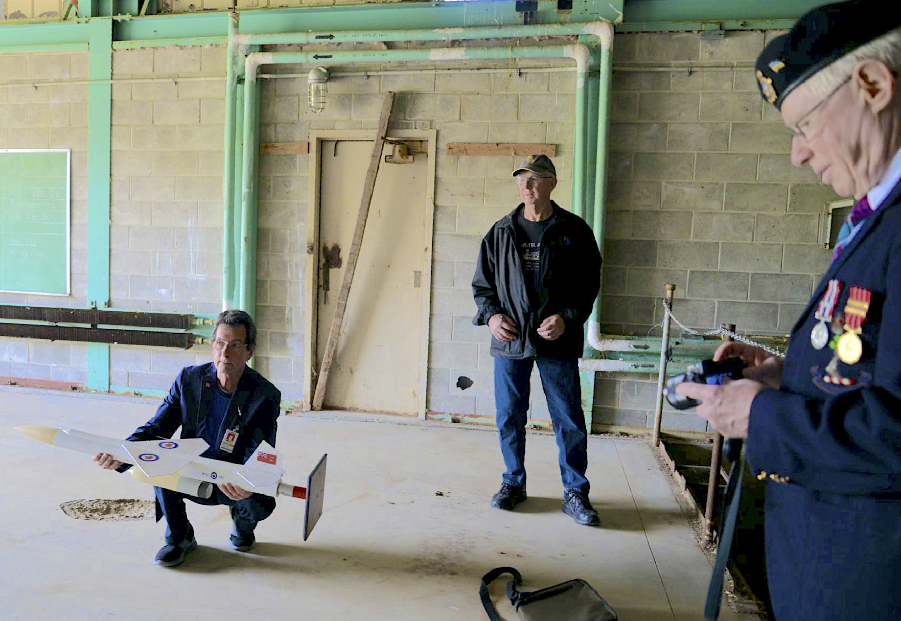 Sur le site de La Macaza avec des militaires en service, là, durant les années 60 : John Sole et Ross Gunn en uniforme. Benoit Thibeault tient le modèle.
(Photo gracieuseté)