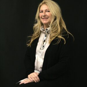 Femme souriante, cheveux blonds long