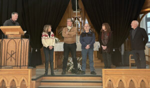 Groupe de personnes sur une scène