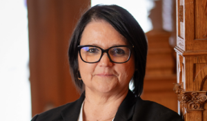 Dame sérieuse au cheveux noir.