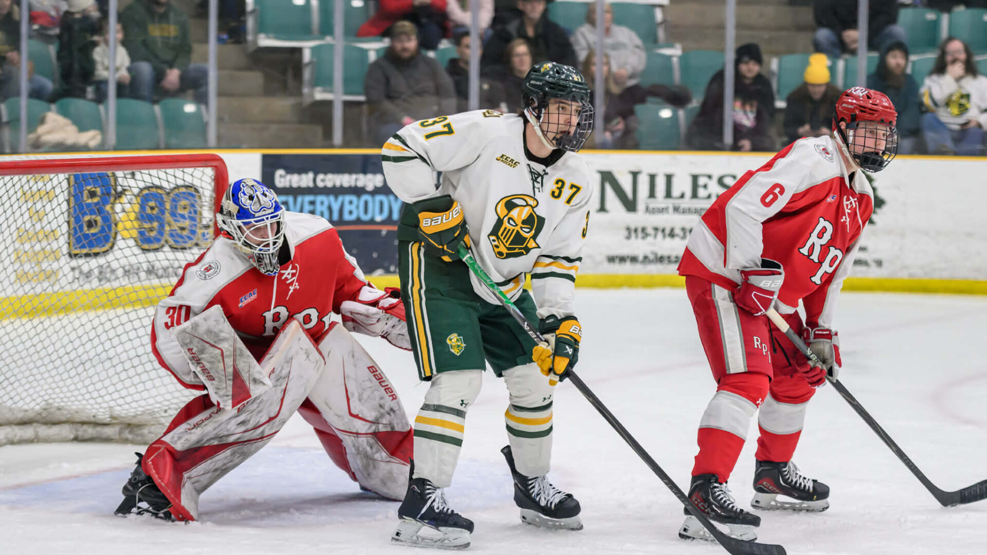 Maël St-Denis, au centre, dans les couleurs des Golden Knights de l'Université Clarkson. (Photo Jim Meagher)