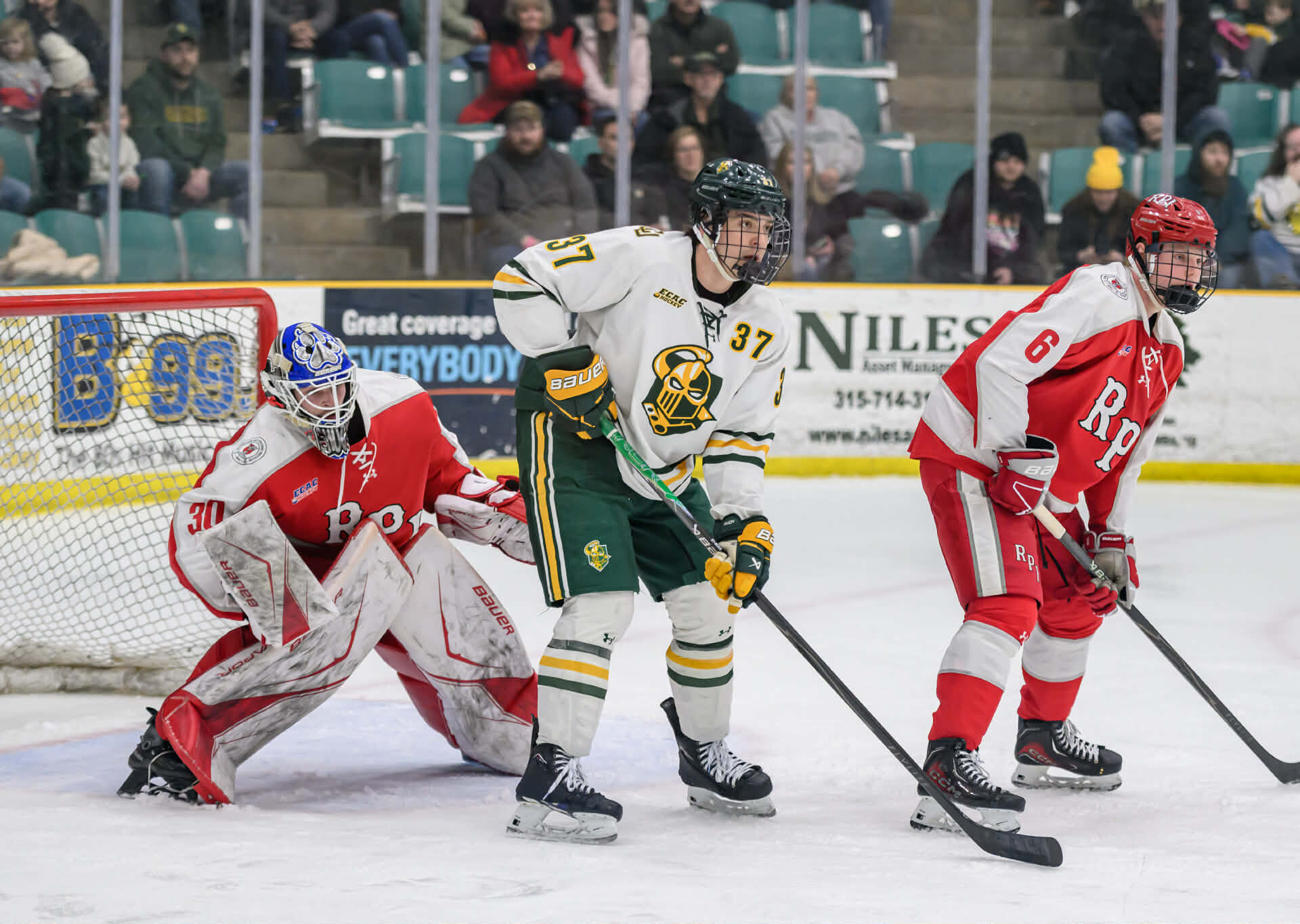 Maël St-Denis, au centre, dans les couleurs des Golden Knights de l'Université Clarkson. (Photo Jim Meagher)