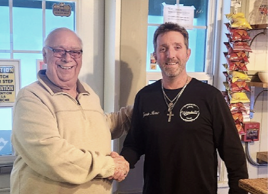 Jean Lalonde du CCL et un membre de cet organisme, le propriétaire (Jean-Marc) du Resto-Bar P'tit train du Nord de la gare de Labelle.
(Photo gracieuseté)