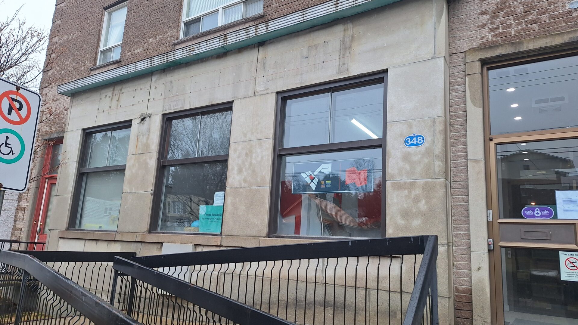 La Banque Nationale du Canada à Rivière-Rouge, du moins ce qu'il en reste.
(Photo - Louise Guérin)