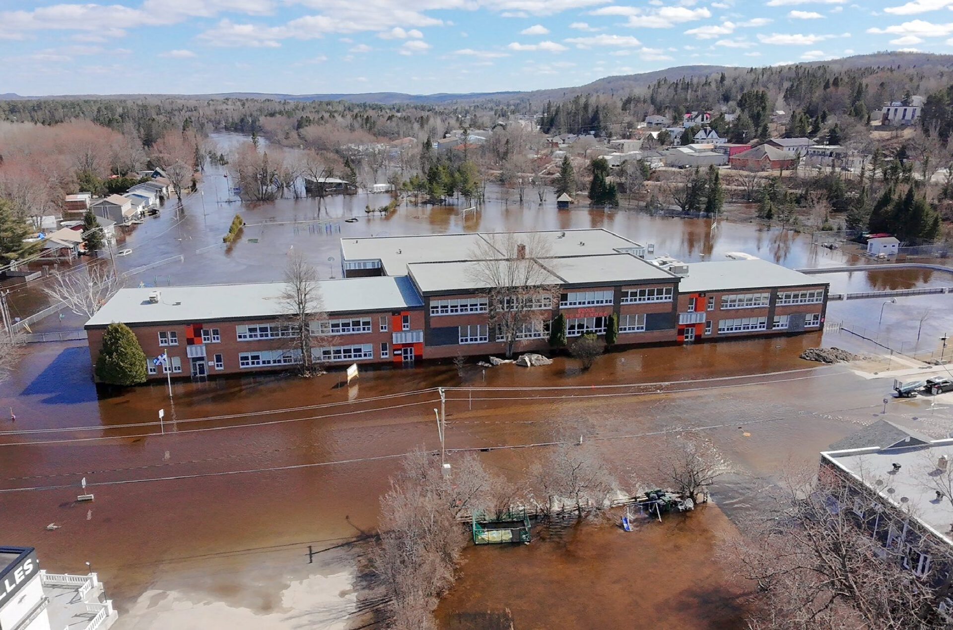 L'école du Méandre, bâti sur un terrain inondable depuis 1960.
(Photo - Patrice Tremblay)