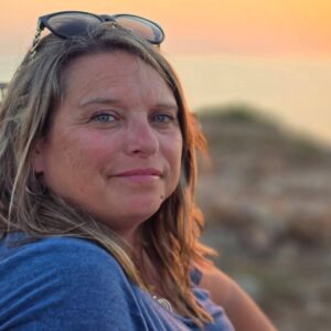 Femme souriante à L,extérieur.