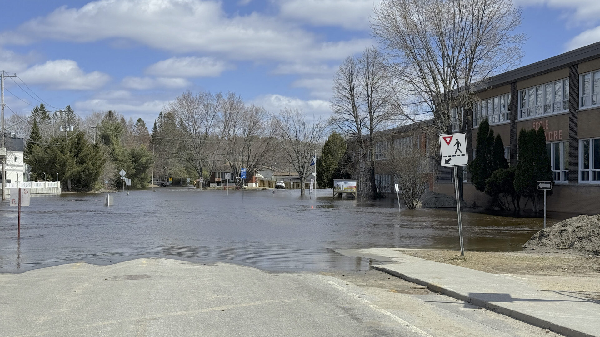 L'école du Méandre, à droite, sur la rue du Pont, en début d'après-midi le 20 avril.
(Photo Medialo - Ronald McGregor)