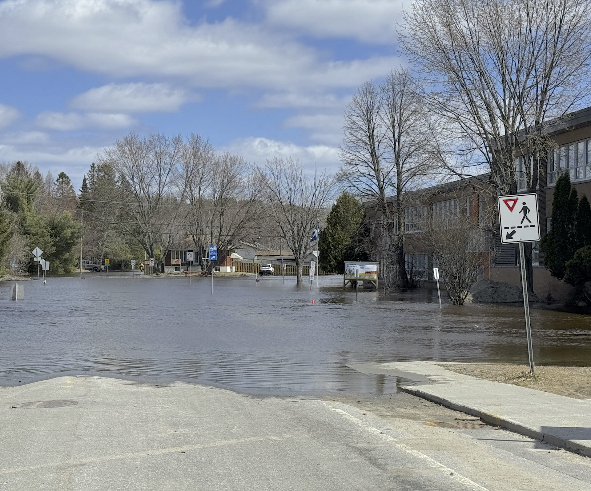 L'école du Méandre, à droite, sur la rue du Pont, en début d'après-midi le 20 avril.
(Photo Medialo - Ronald McGregor)