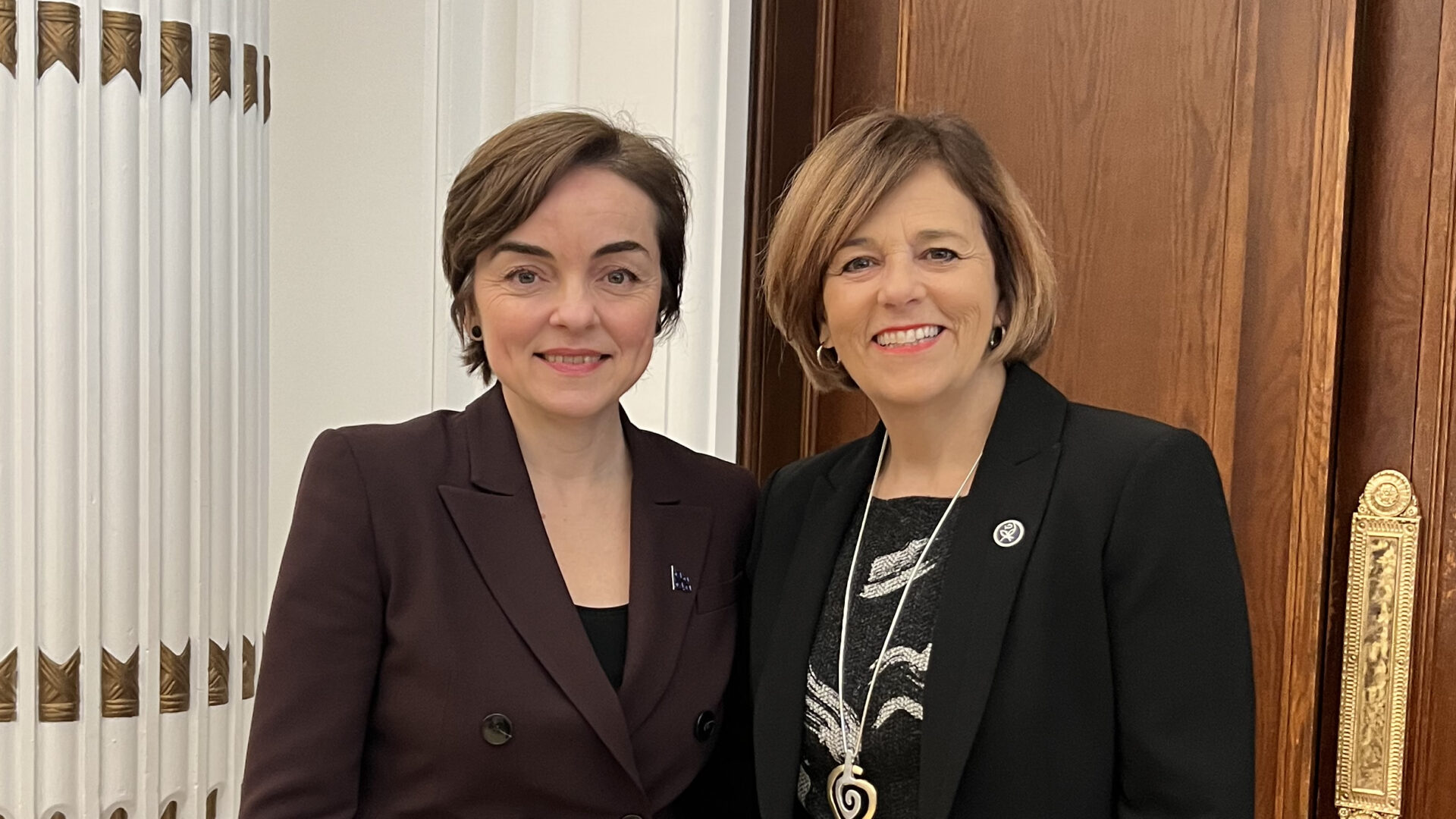 À droite, la députée de Labelle Chantale Jeannotte et la nouvelle première ministre du Québec, Christine Fréchette. 
(Photo Bureau de la députée Chantale Jeannotte)