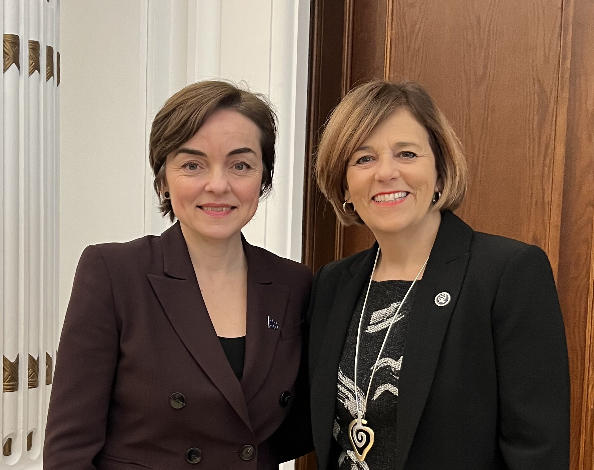 À droite, la députée de Labelle Chantale Jeannotte et la nouvelle première ministre du Québec, Christine Fréchette. 
(Photo Bureau de la députée Chantale Jeannotte)